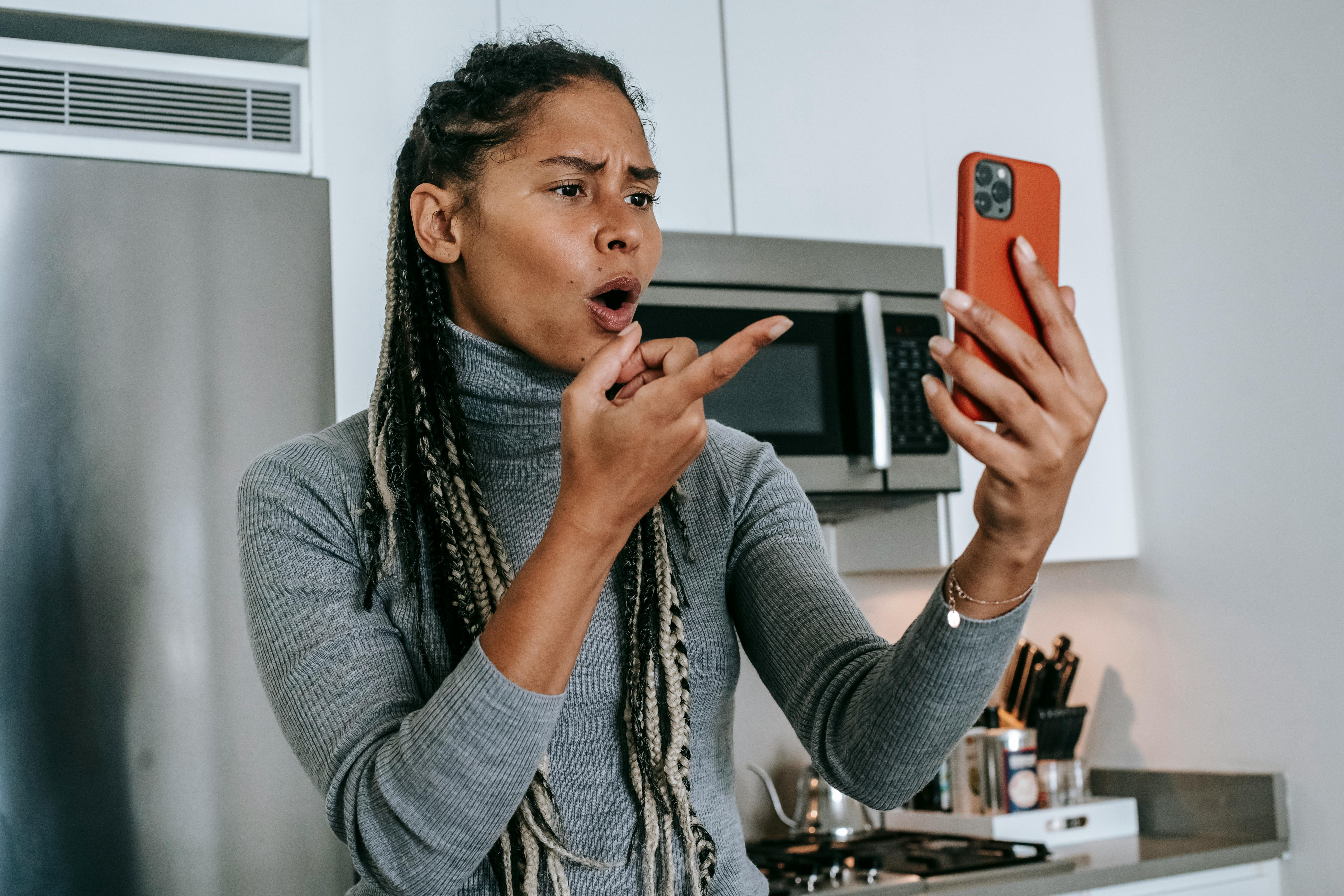 Una mujer enfadada hablando por teléfono | Fuente: Pexels