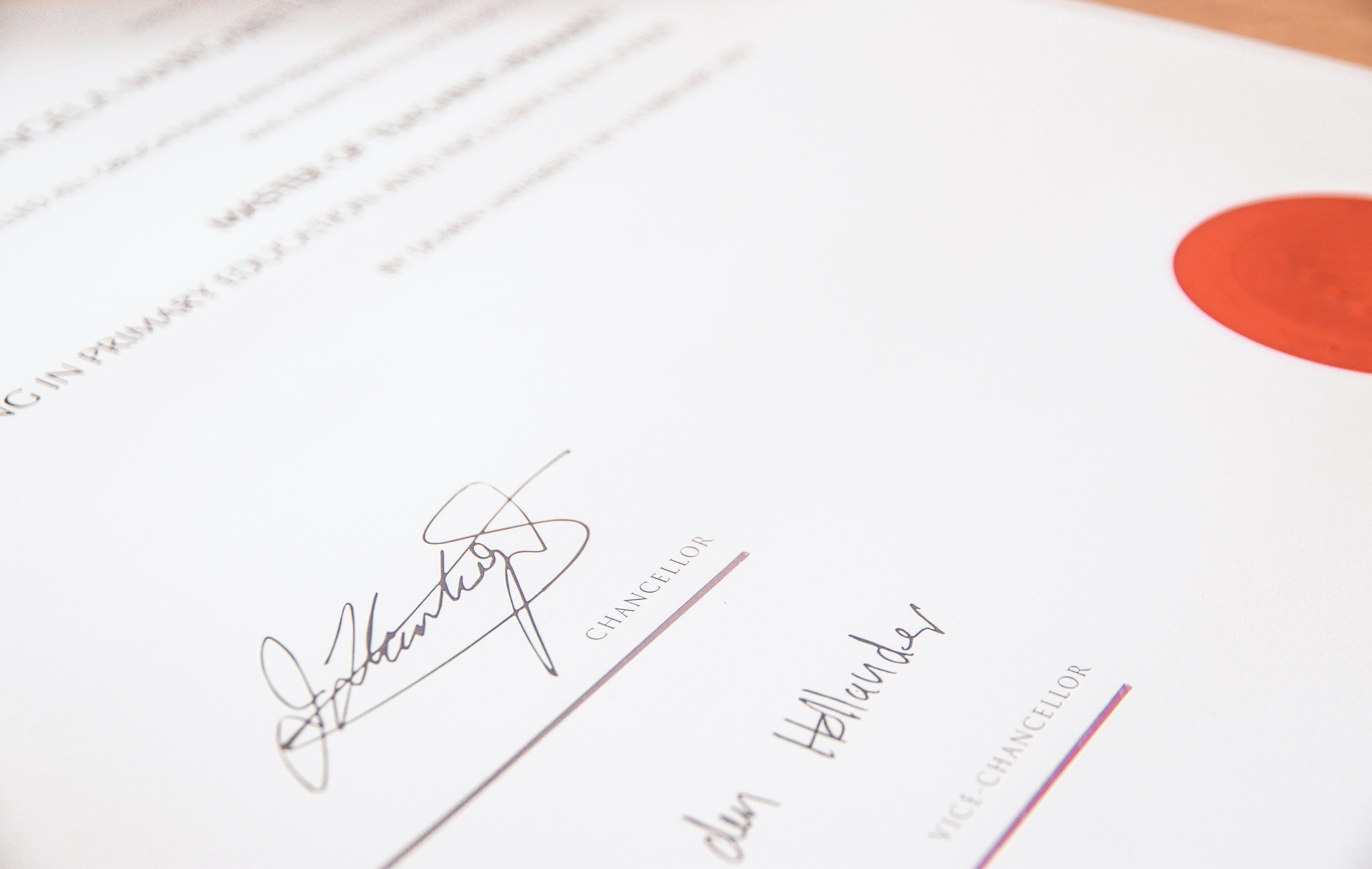 Primer plano de un documento firmado | Fuente: Unsplash