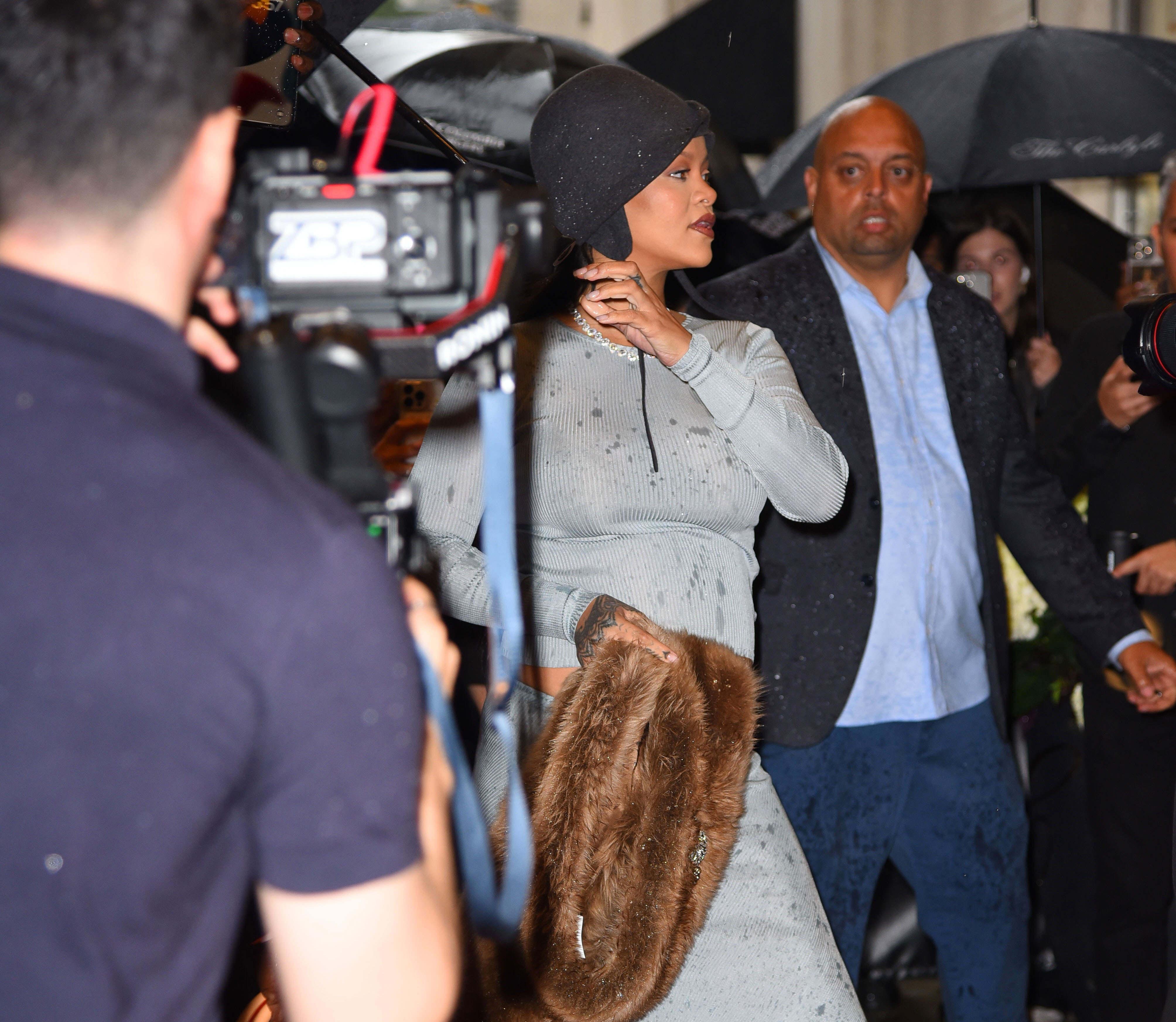 Rihanna en el Hotel The Carlyle antes de la Met Gala 2025 en Nueva York | Fuente: Getty Images