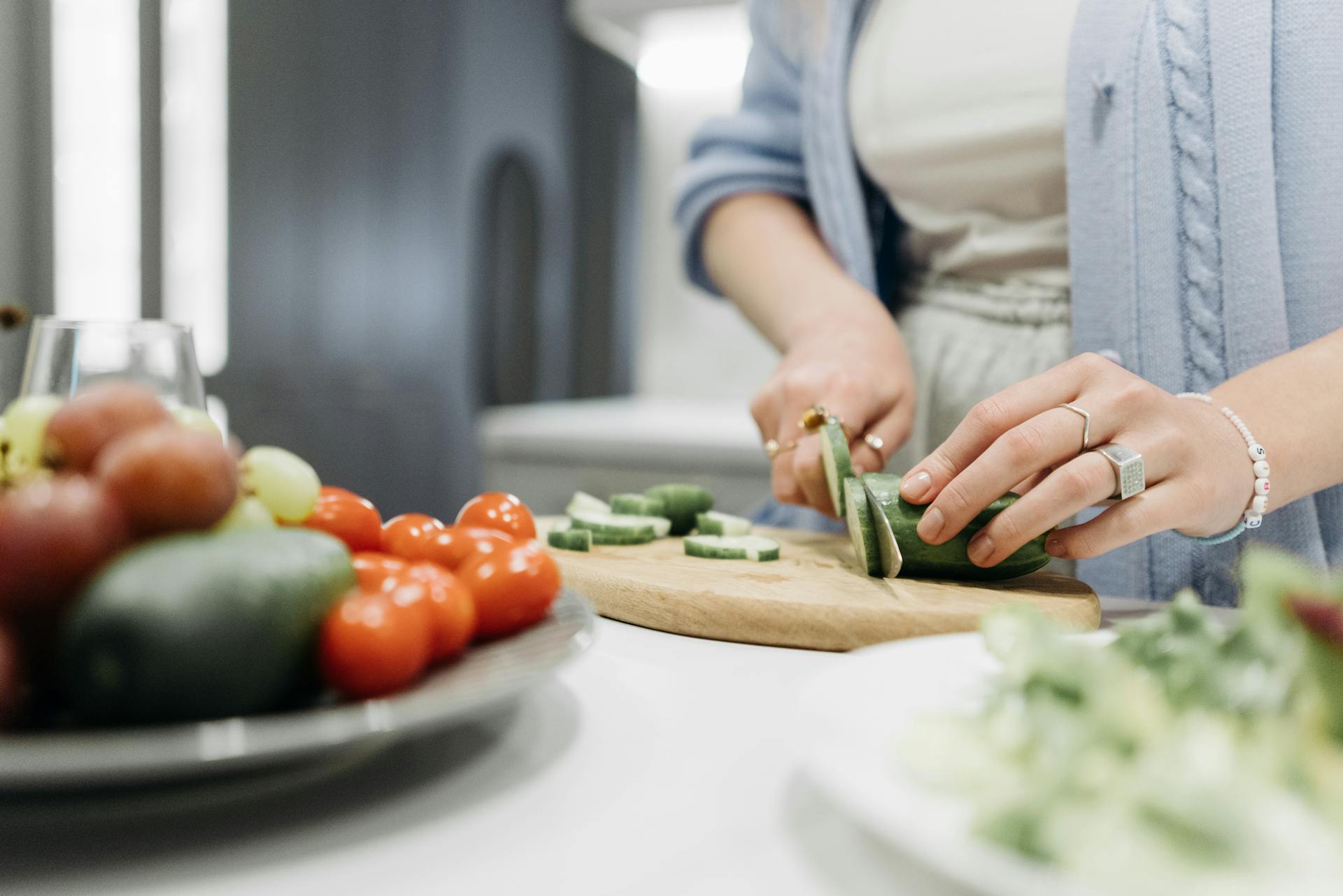 Una mujer cortando verduras | Fuente: Pexels