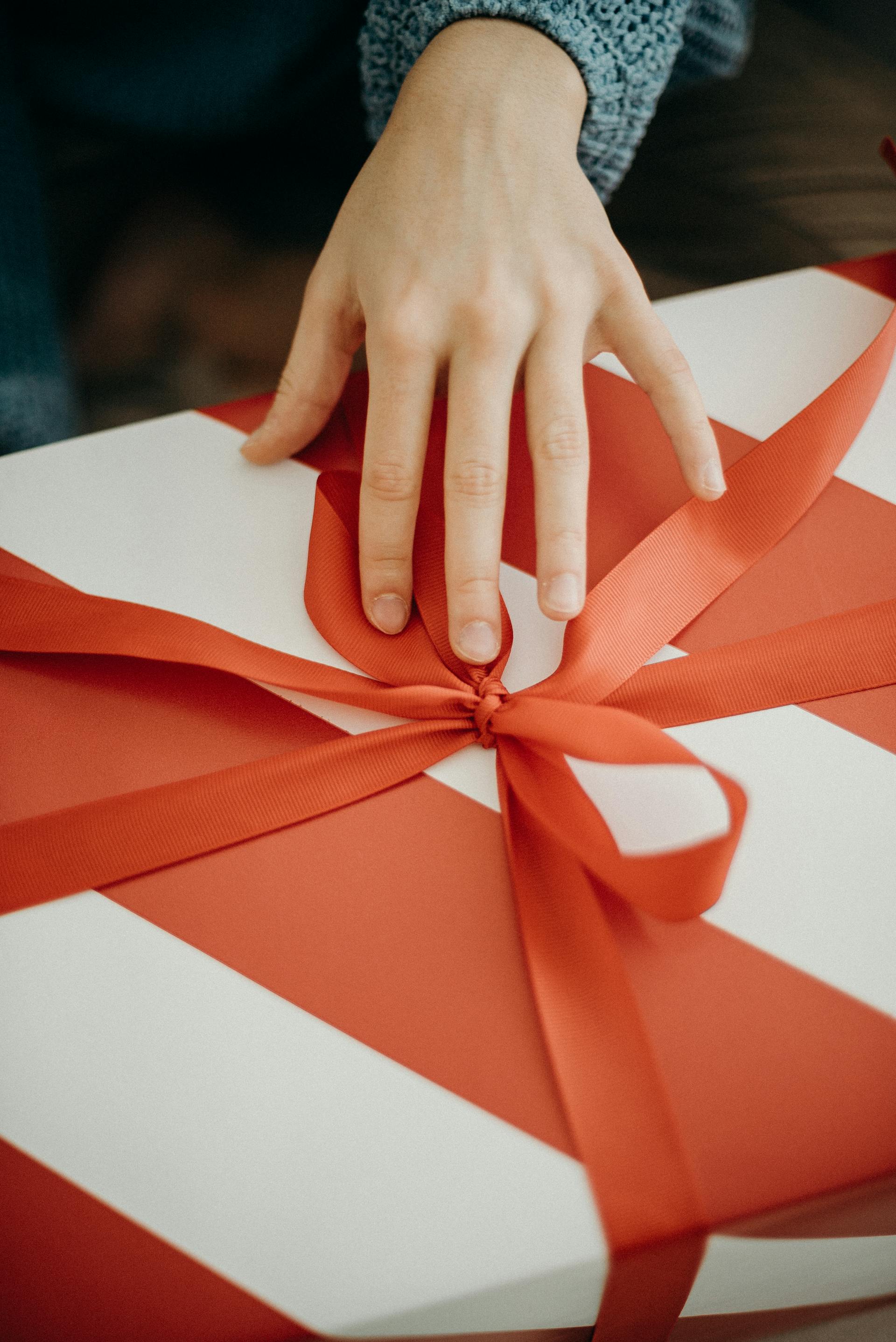 Una persona tocando una caja de regalo | Fuente: Pexels
