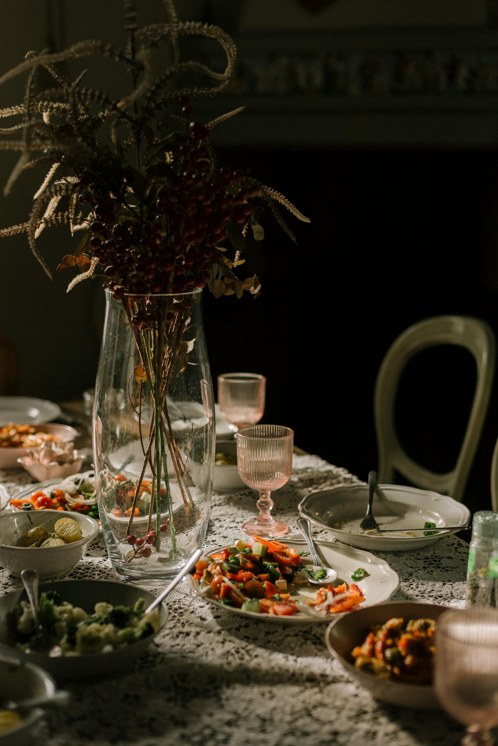 Comida sin terminar, platos y vasos tirados en una mesa | Fuente: Pexels
