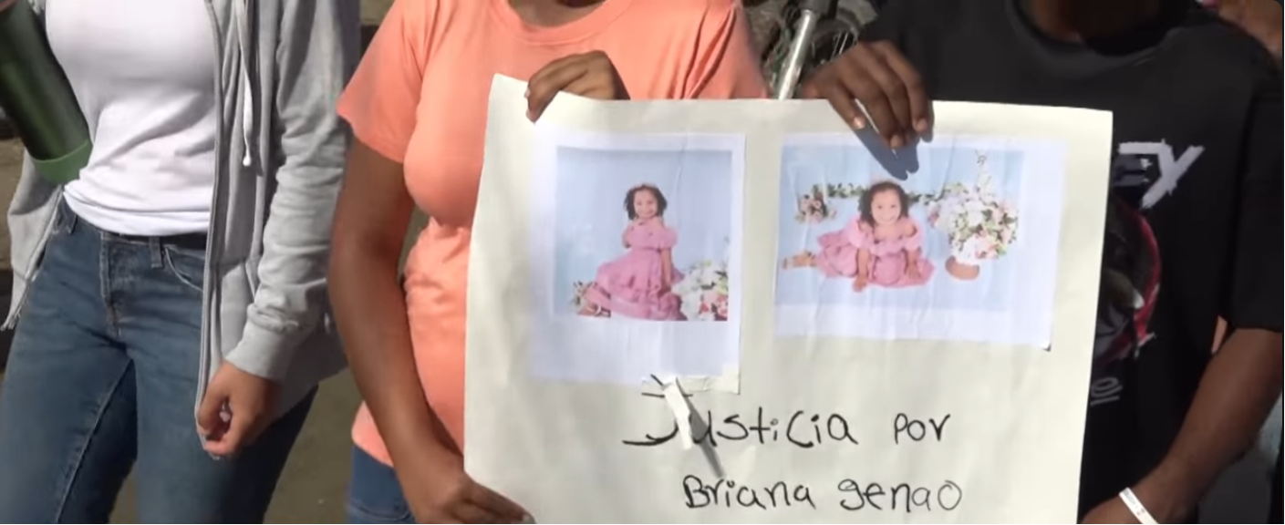 Personas en la marcha llevando un cartel que pide justicia por la desaparición de Brianna Genao | Fuente: YouTube/CDN 37