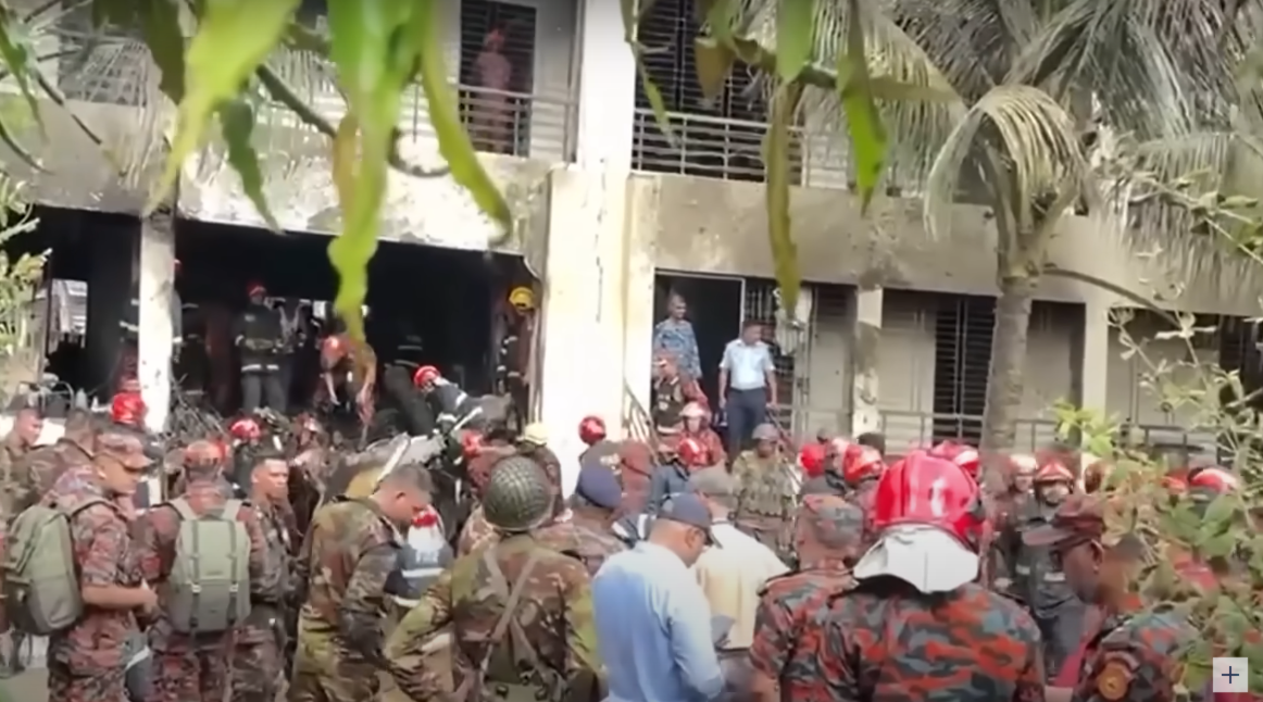 Labores de rescate y de control de daños tras el accidente. | Foto: YouTube/DW News