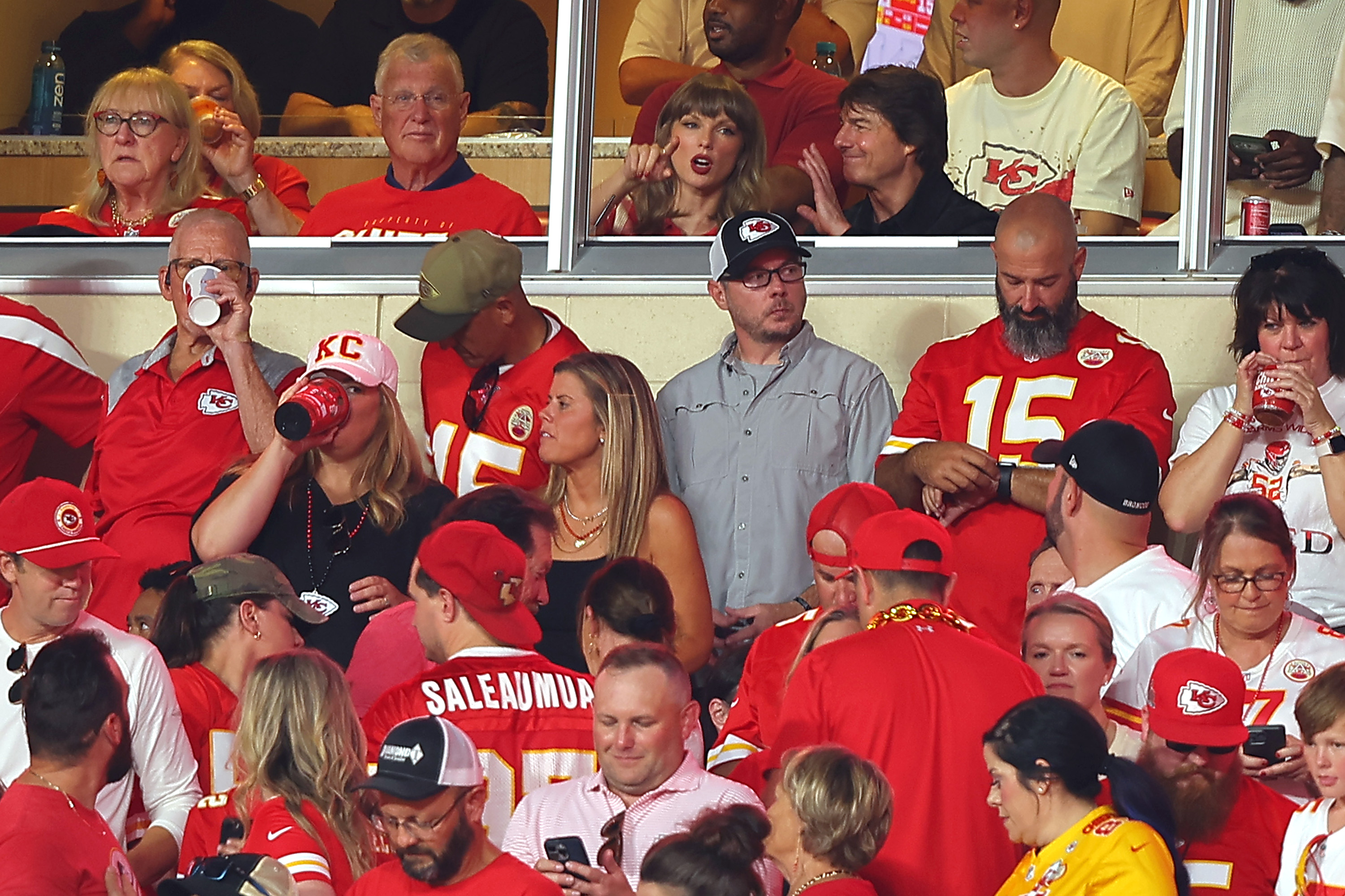 La cantante Taylor Swift saluda desde un palco VIP durante el partido de los Kansas City Chiefs contra los Denver Broncos en el Arrowhead Stadium el 14 de septiembre de 2026, en Kansas City, Misuri. | Foto de David Eulitt/Getty Images