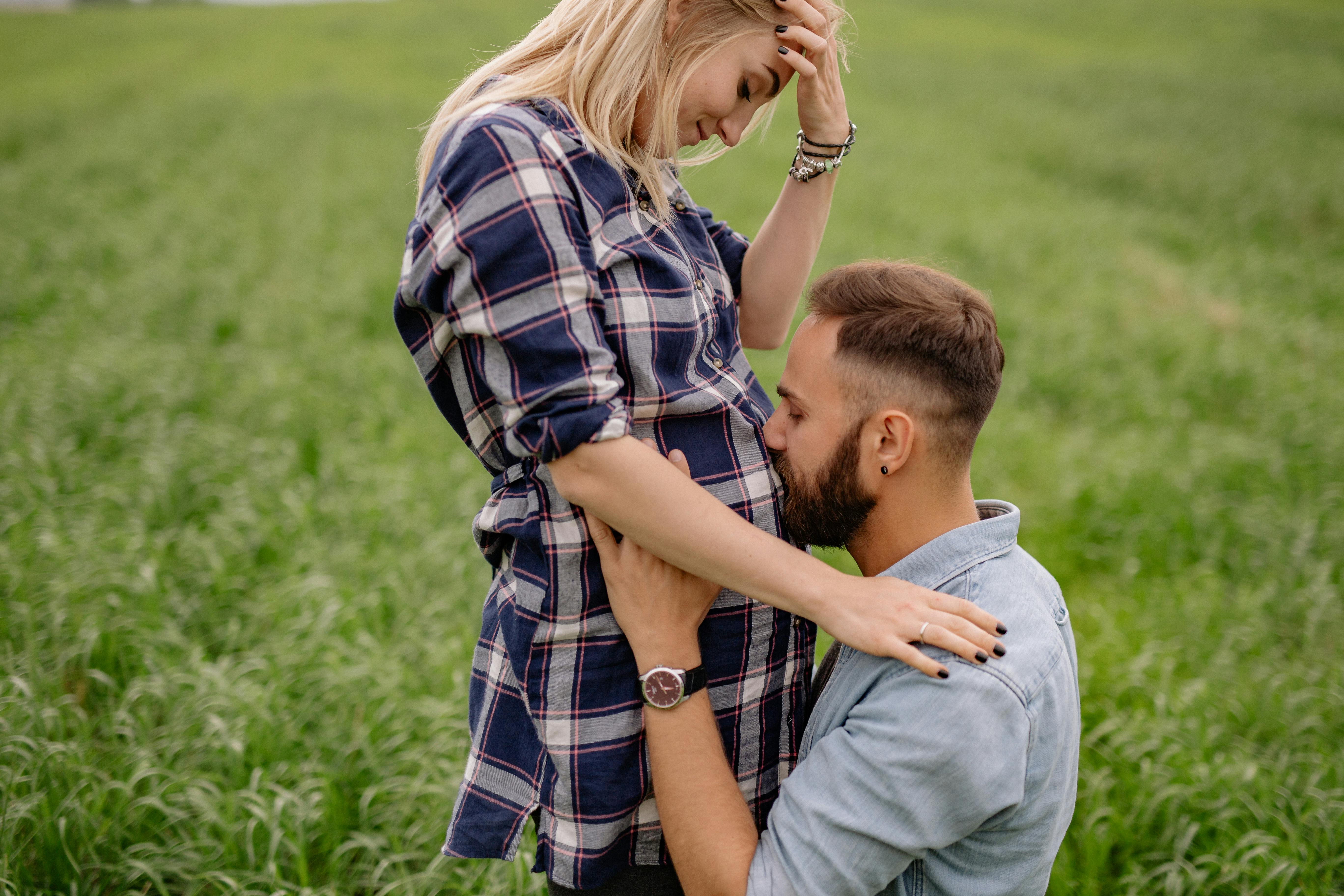 Un hombre besando el vientre embarazado de una mujer | Fuente: Pexels