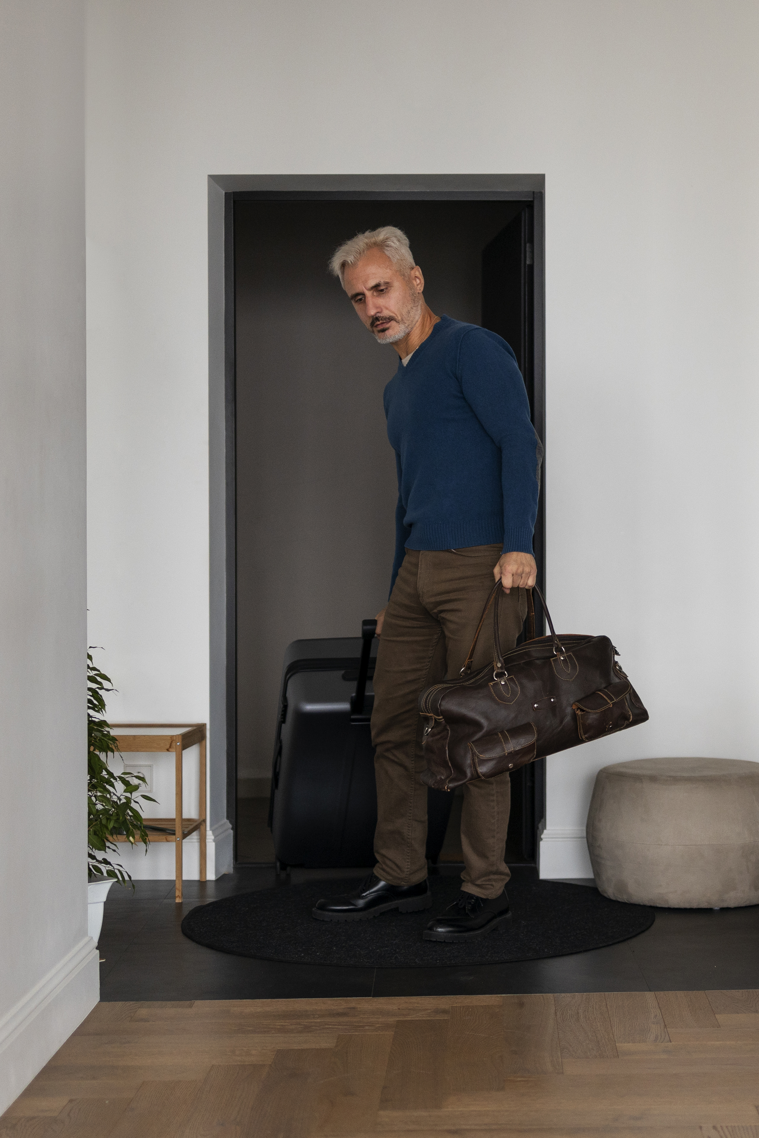 Un hombre entrando en una casa con equipaje | Fuente: Freepik