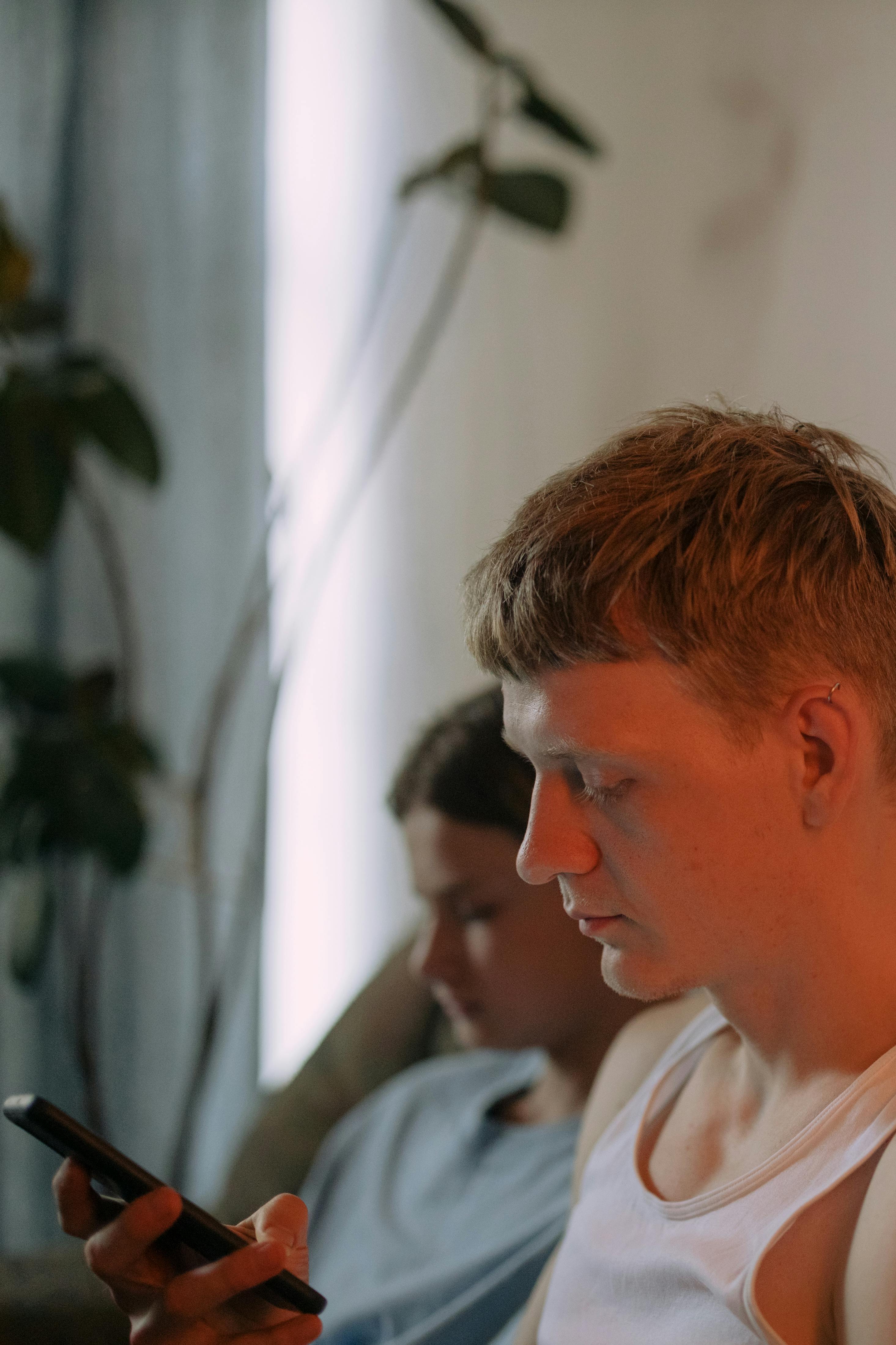 Un hombre serio mirando su teléfono | Fuente: Pexels