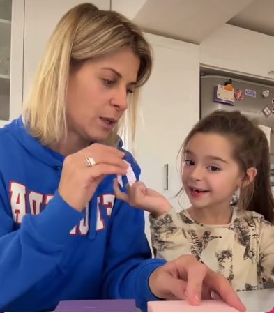 Eugenia Tobal y su hija Ema, mientras explica su método de ahorro | Fuente: Instagram/telefenoticias