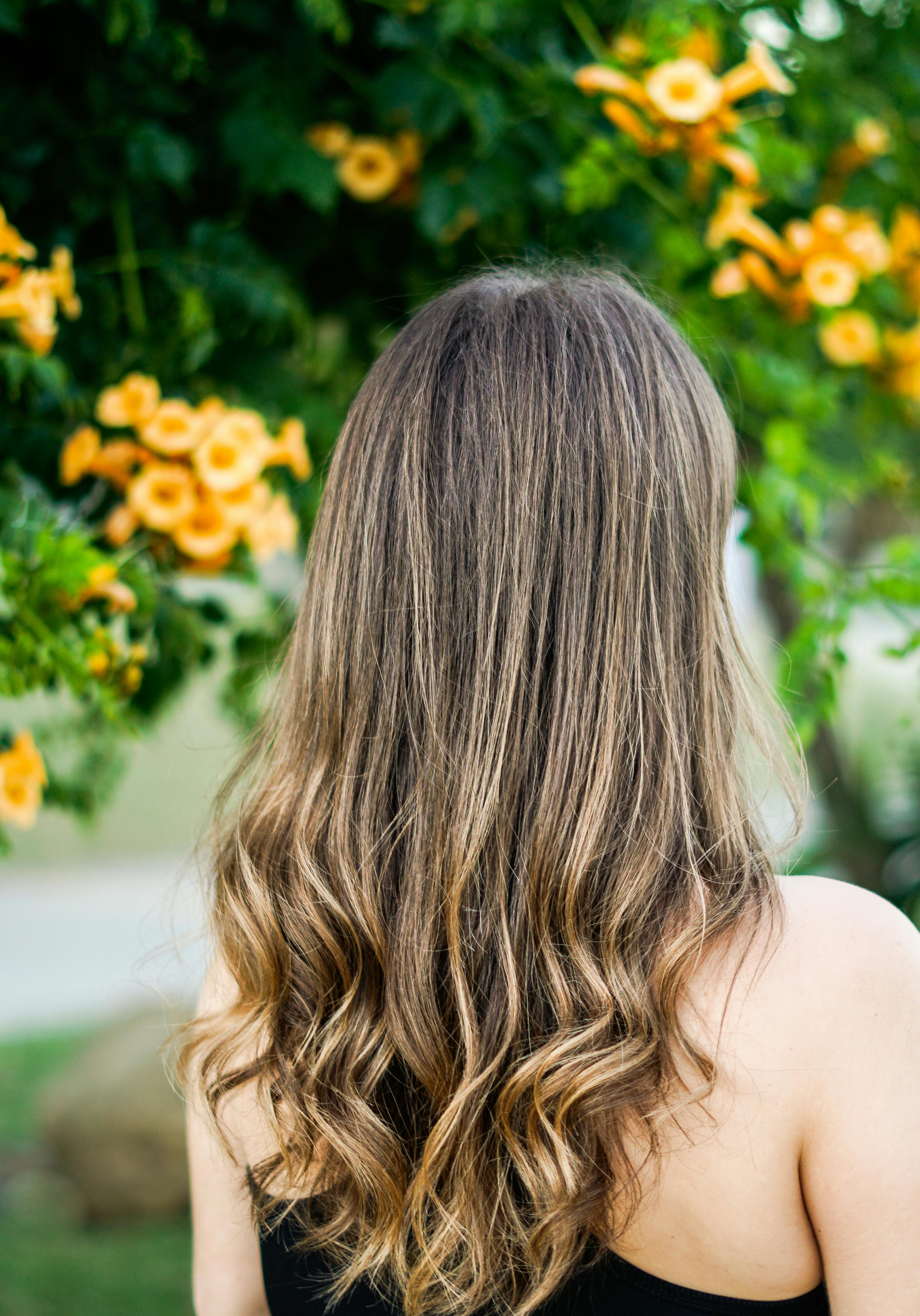 Una mujer en su jardín | Fuente: Pexels