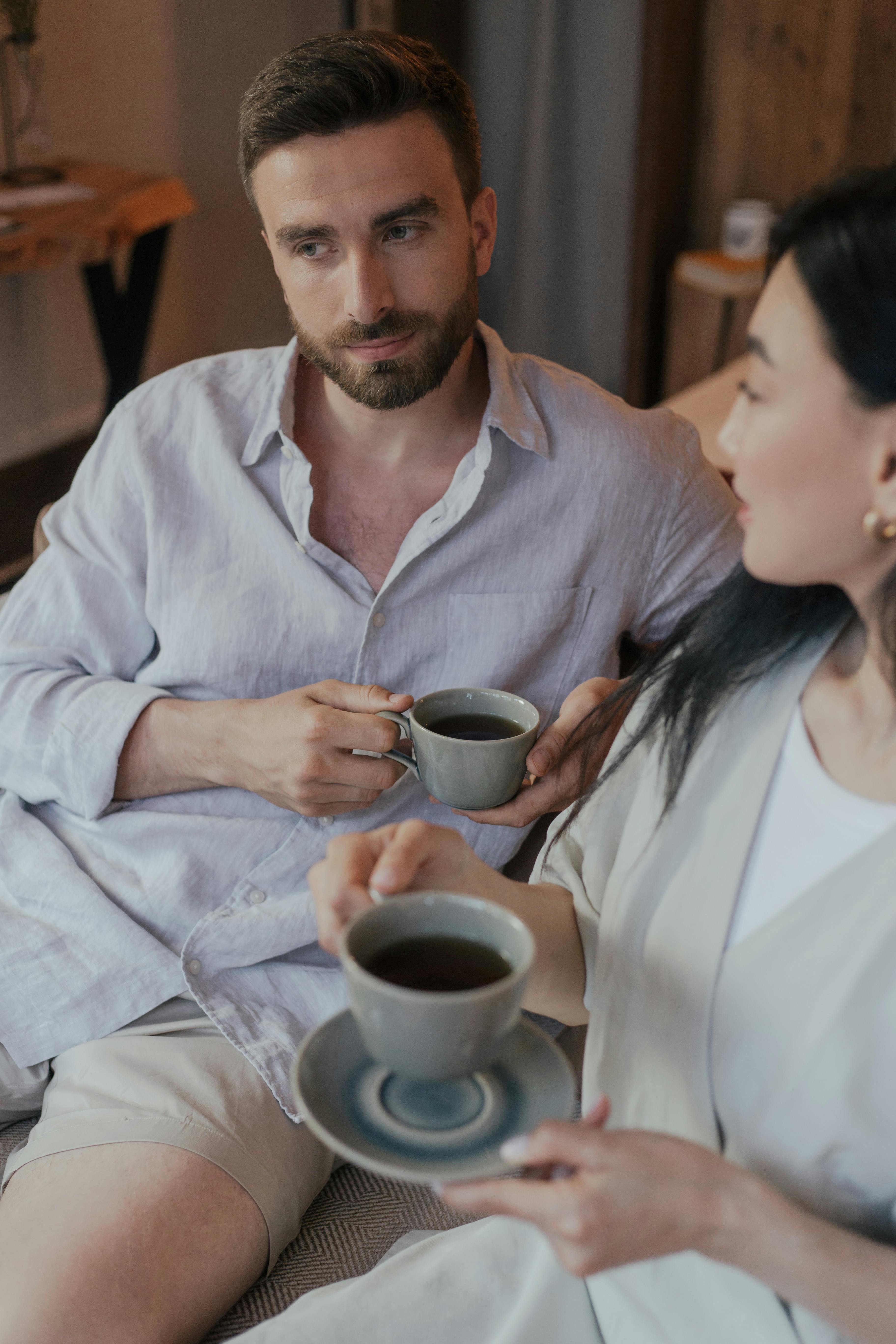 Pareja tomando un café | Fuente: Pexels