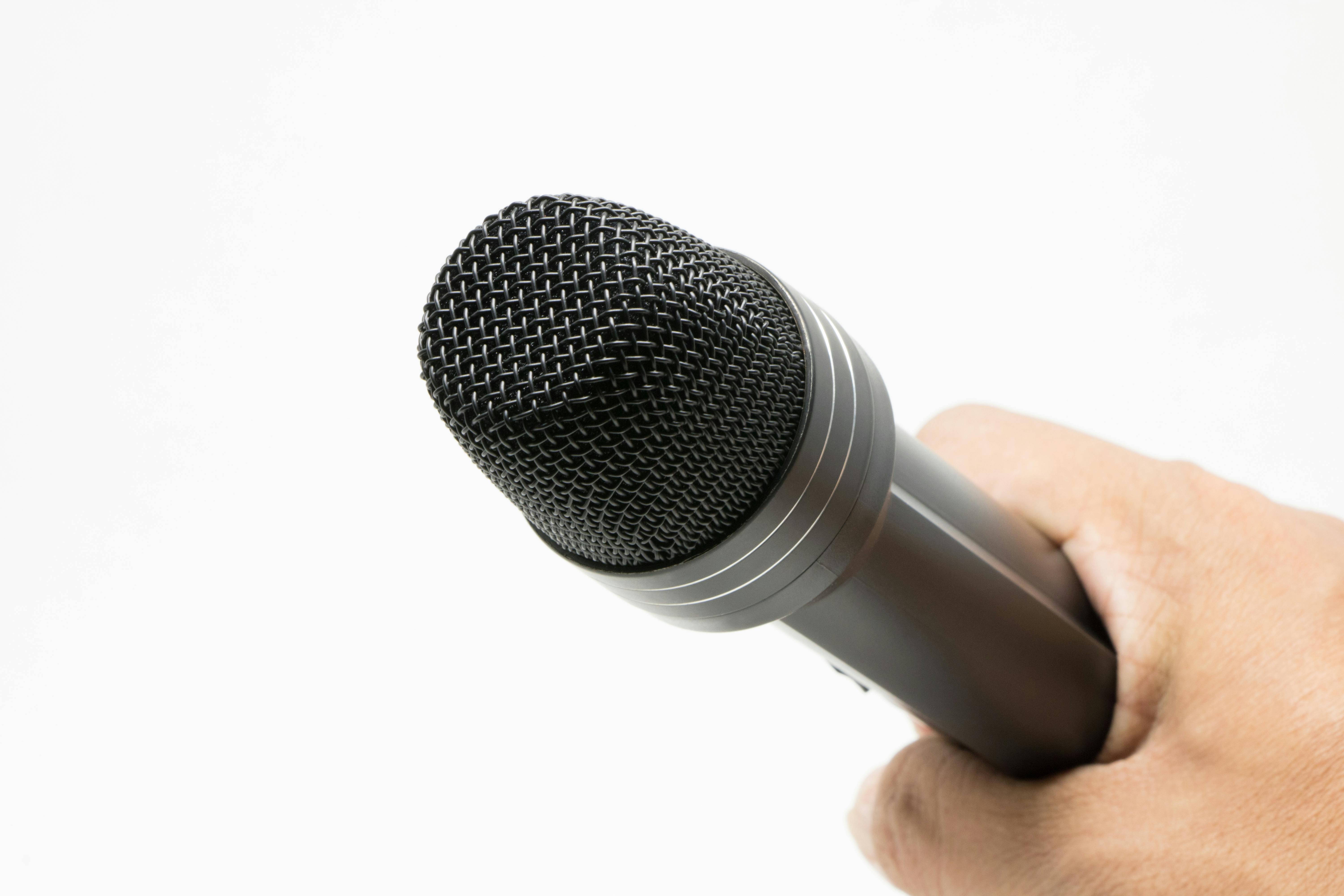 Alguien sujetando un micrófono | Fuente: Pexels