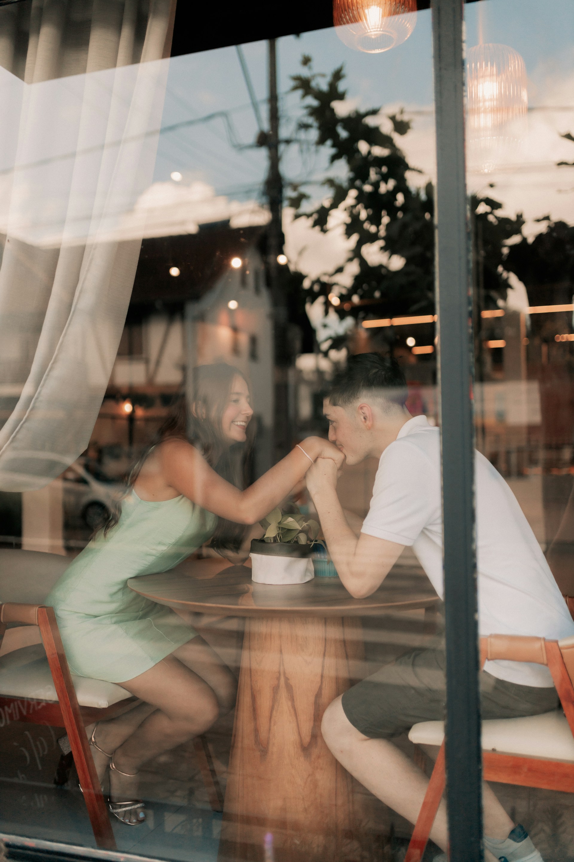 Una pareja romántica en un restaurante | Fuente: Unsplash