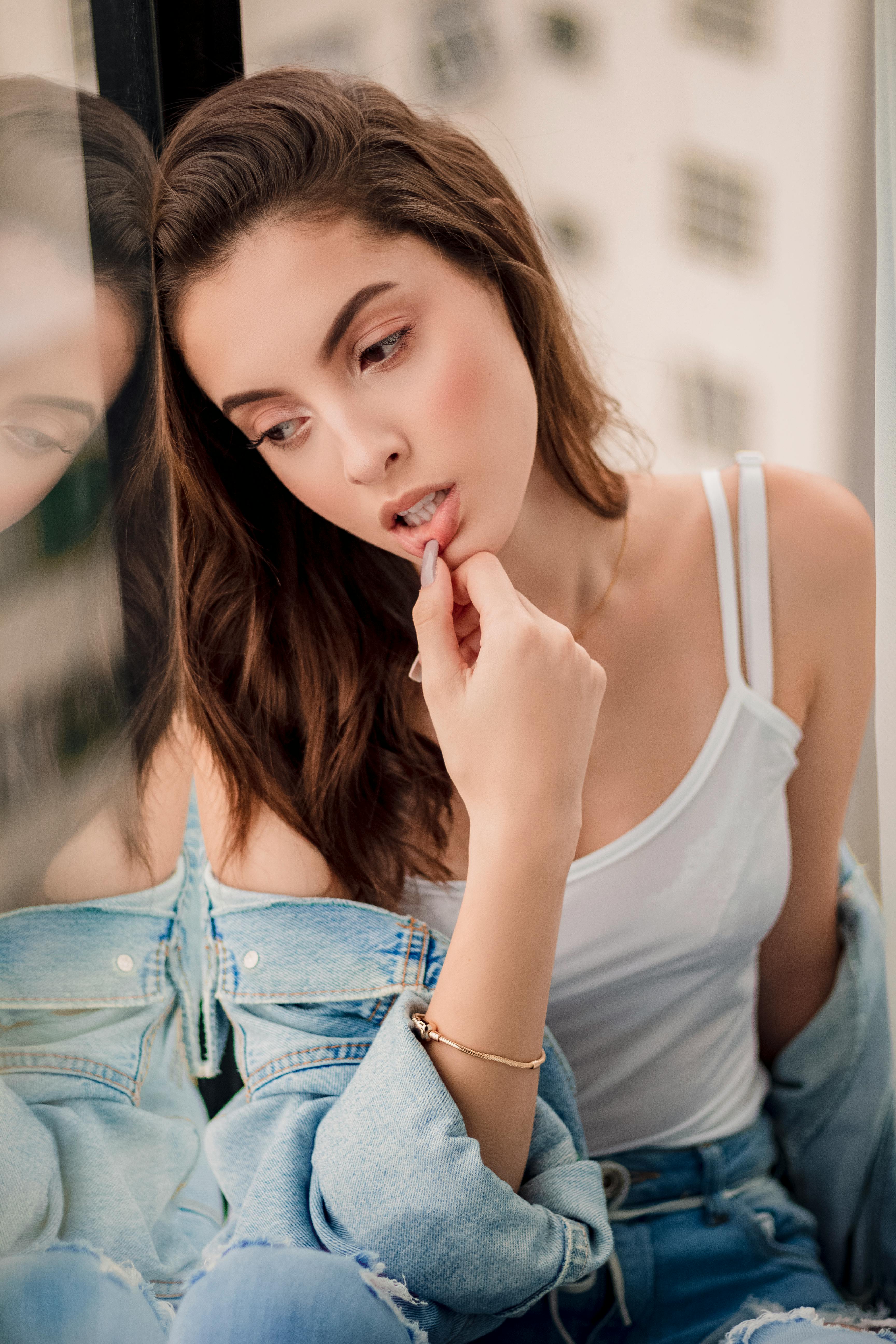 Una mujer mirando por una ventana | Fuente: Pexels