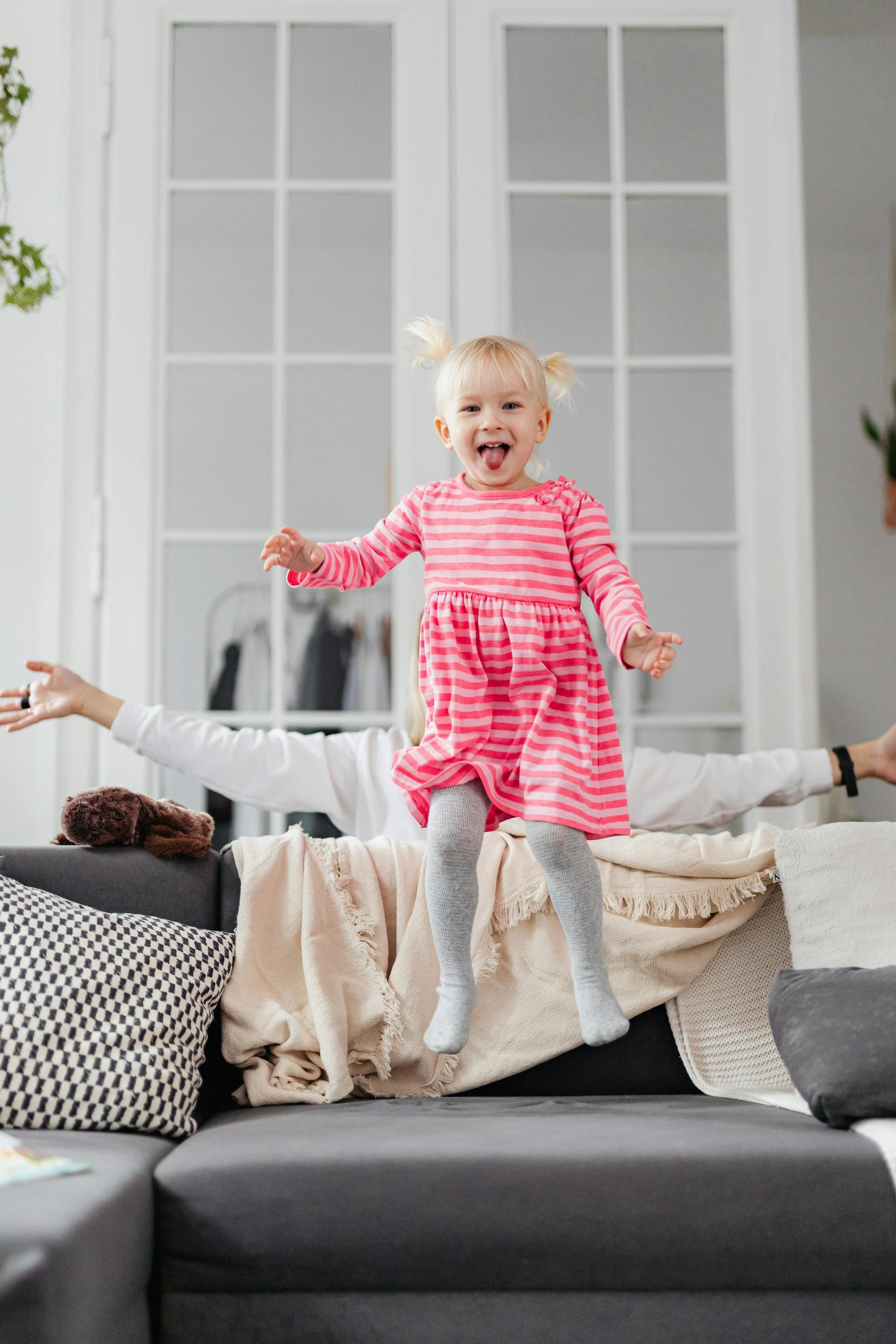 Una niña saltando en un sofá | Fuente: Pexels