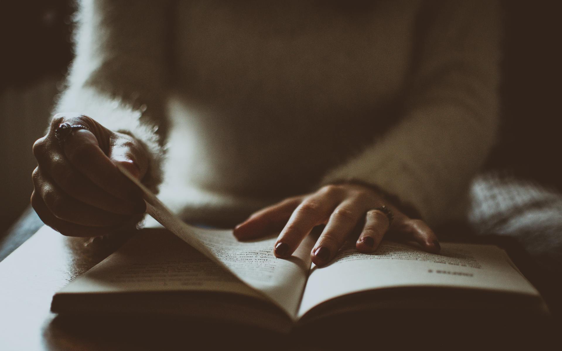 Una mujer pasando la página de un libro | Fuente: Pexels