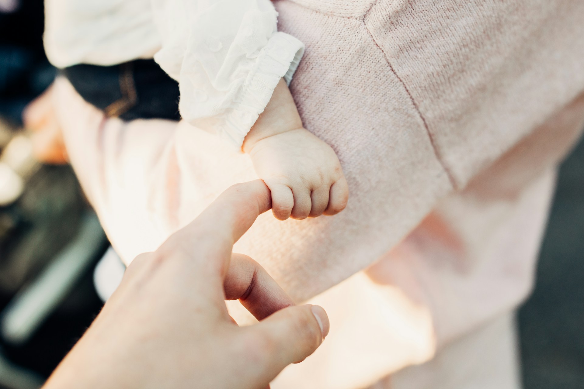 Una pareja con su bebé | Fuente: Unsplash