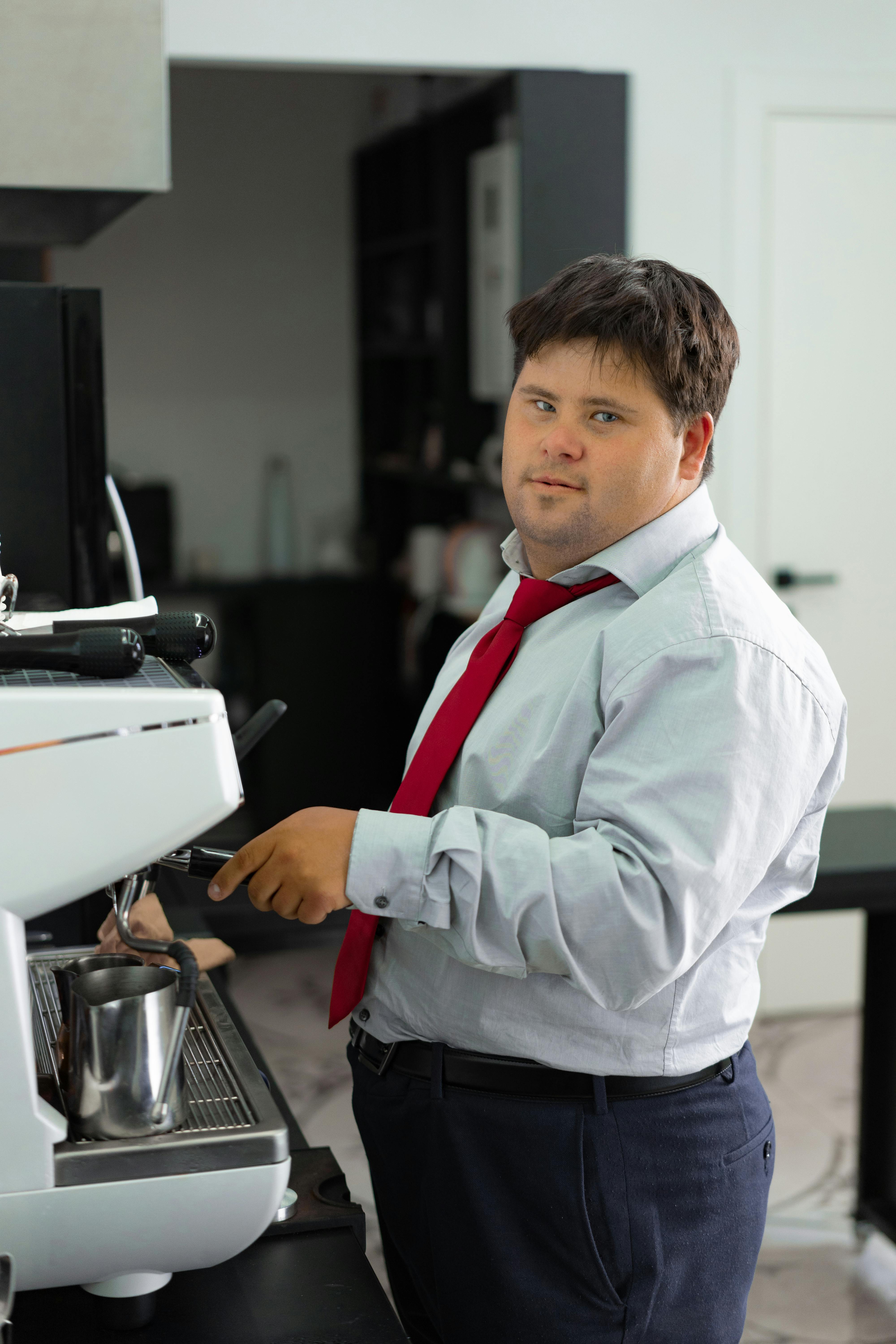 Un hombre preparando café | Fuente: Pexels