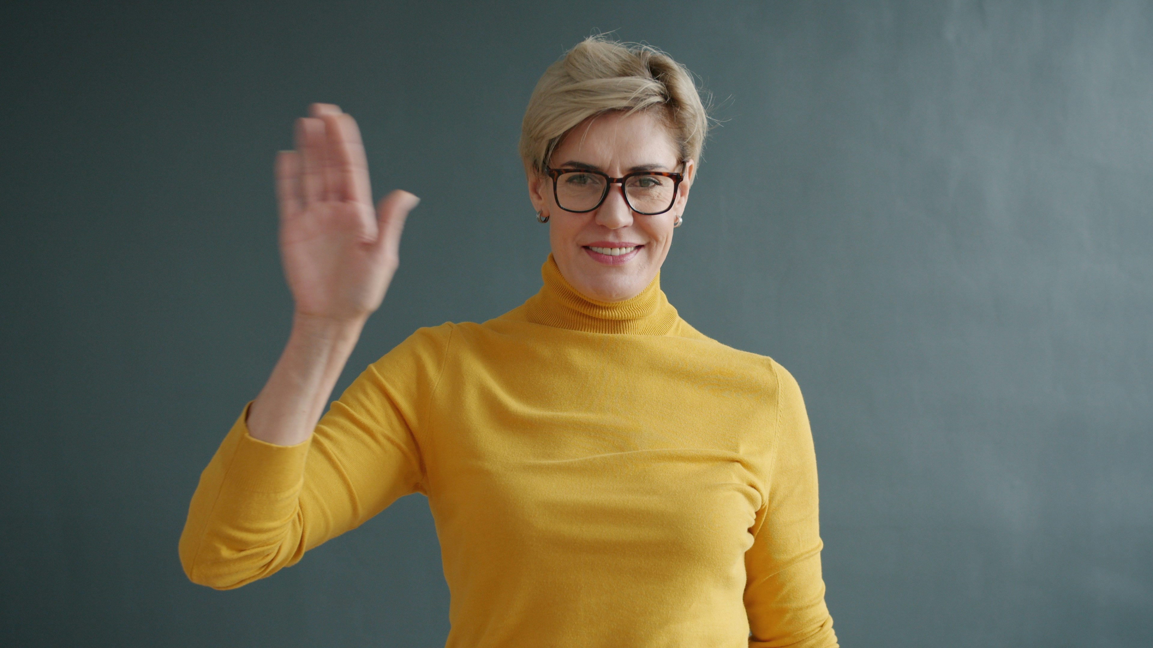 Una mujer feliz saludando | Fuente: Unsplash