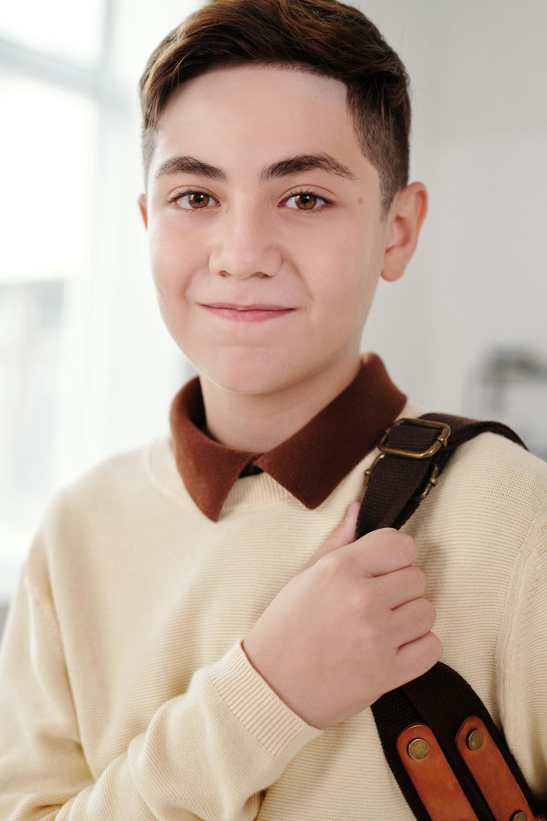 Un niño con una mochila | Fuente: Pexels