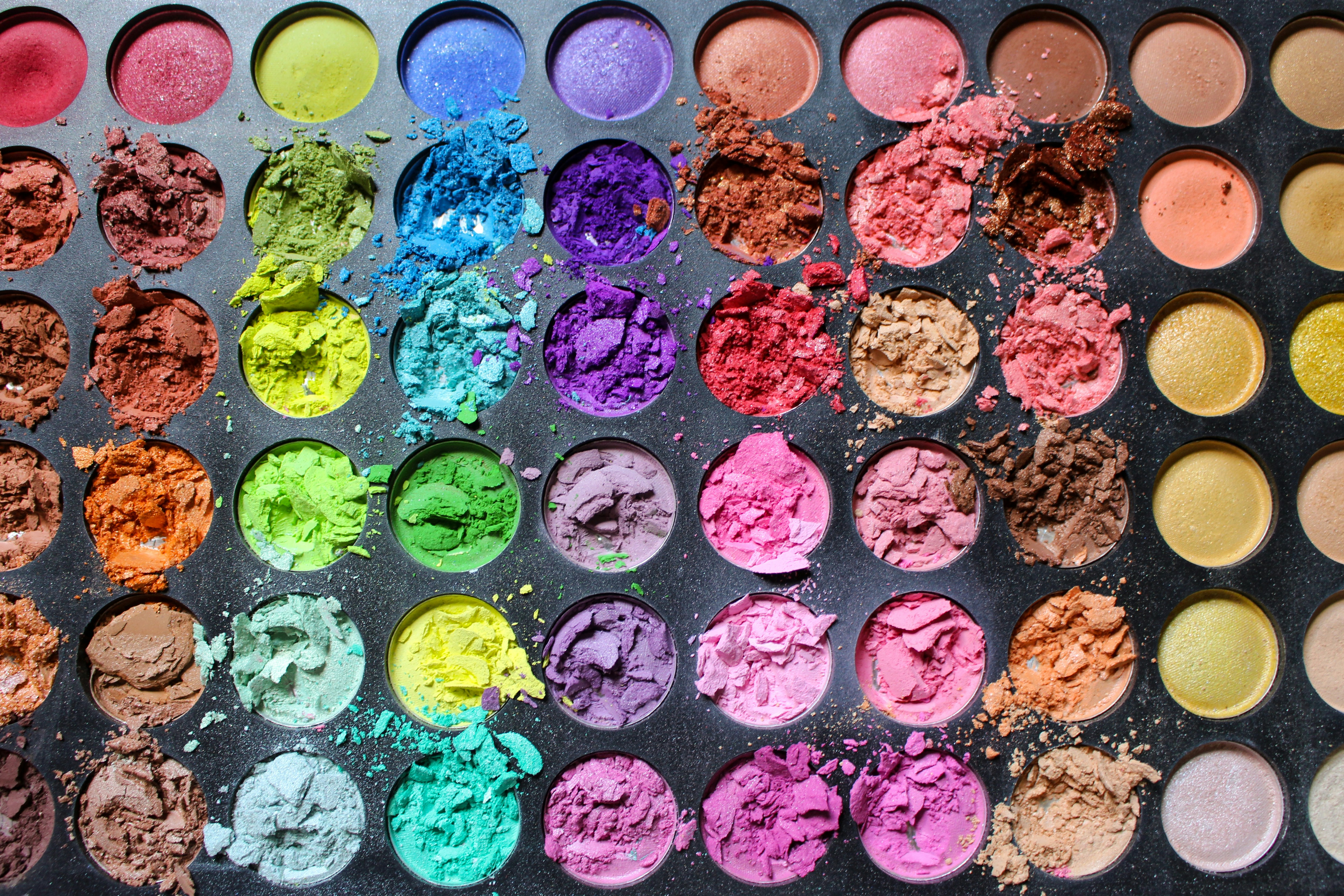 Una paleta de maquillaje rota | Fuente: Unsplash