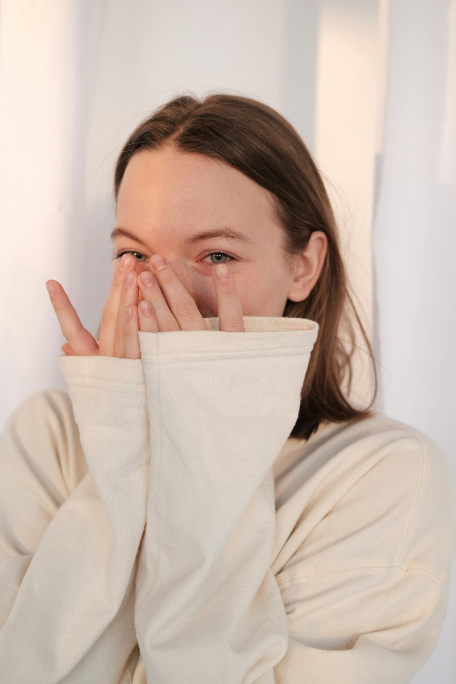 Una mujer emocionada y entusiasmada | Fuente: Pexels