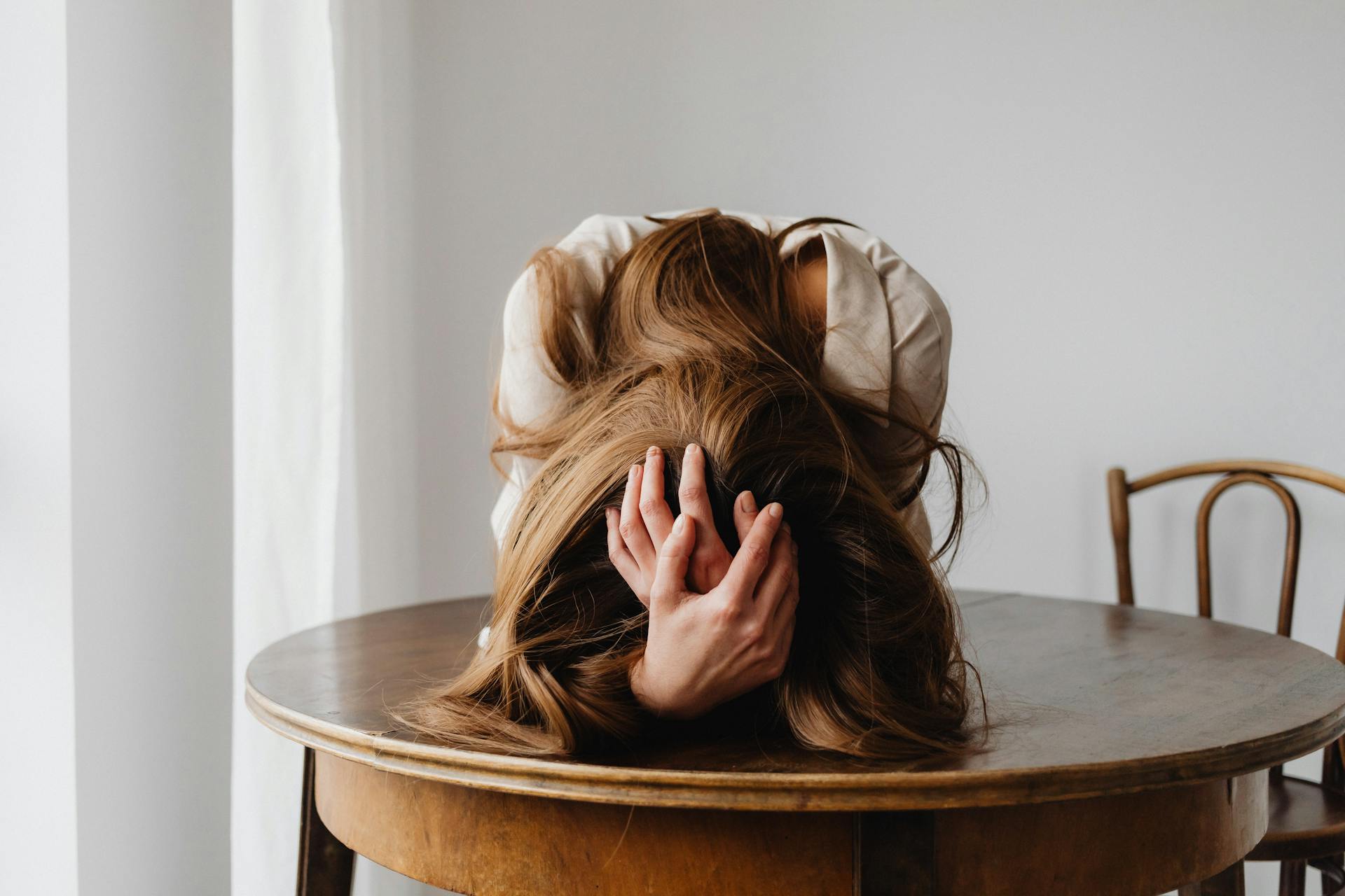 Una mujer con la cabeza entre las manos | Fuente: Pexels