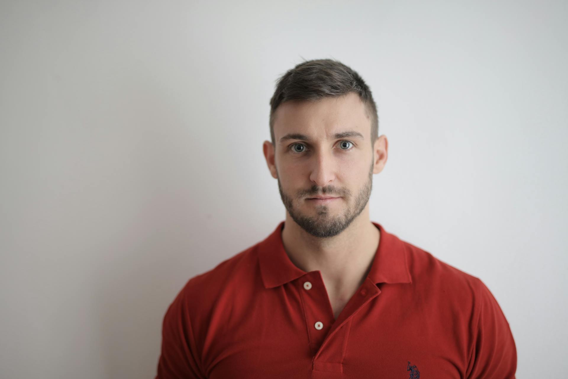 Un hombre con una expresión facial seria | Fuente: Pexels