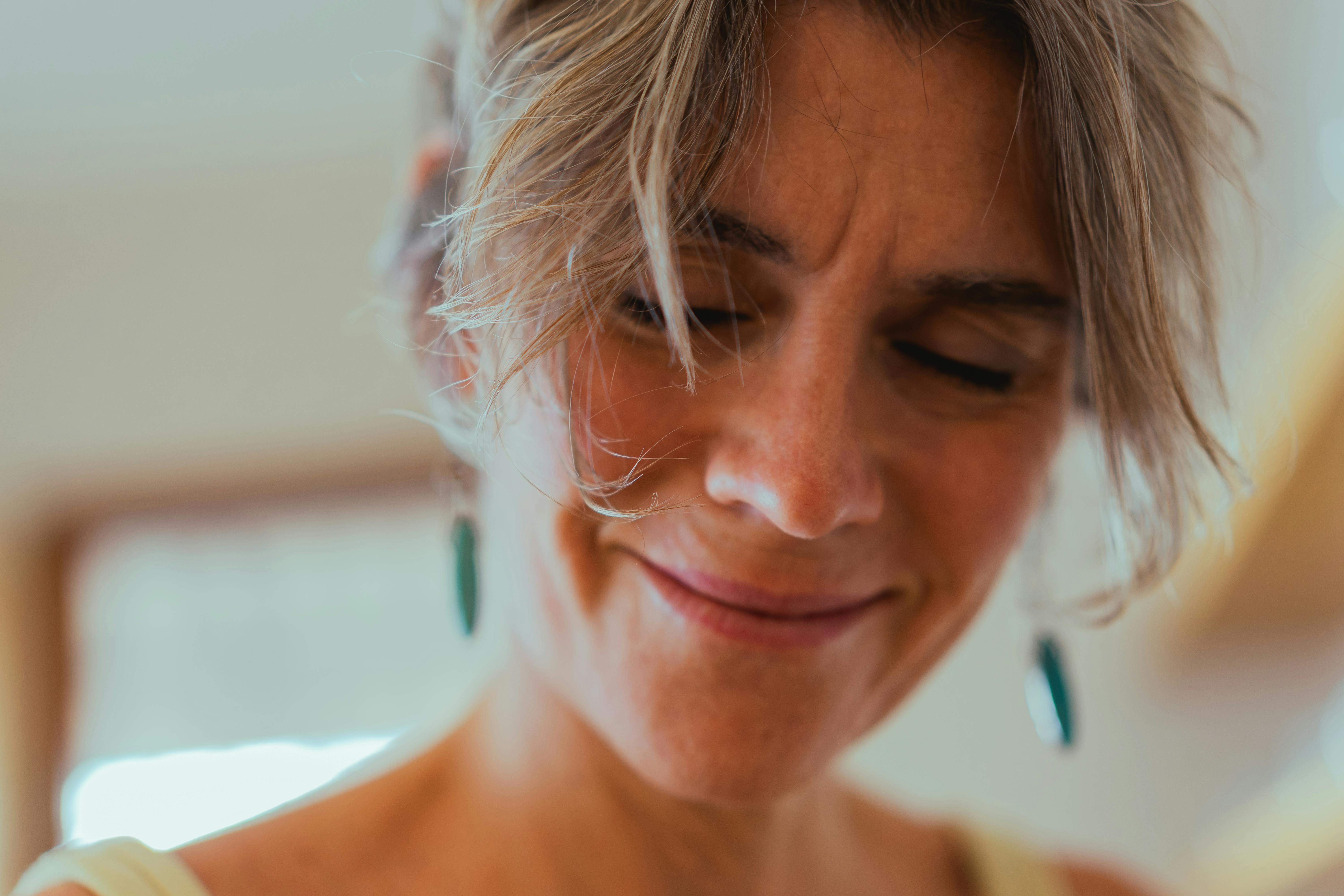 Una mujer enfadada sonriendo | Fuente: Pexels