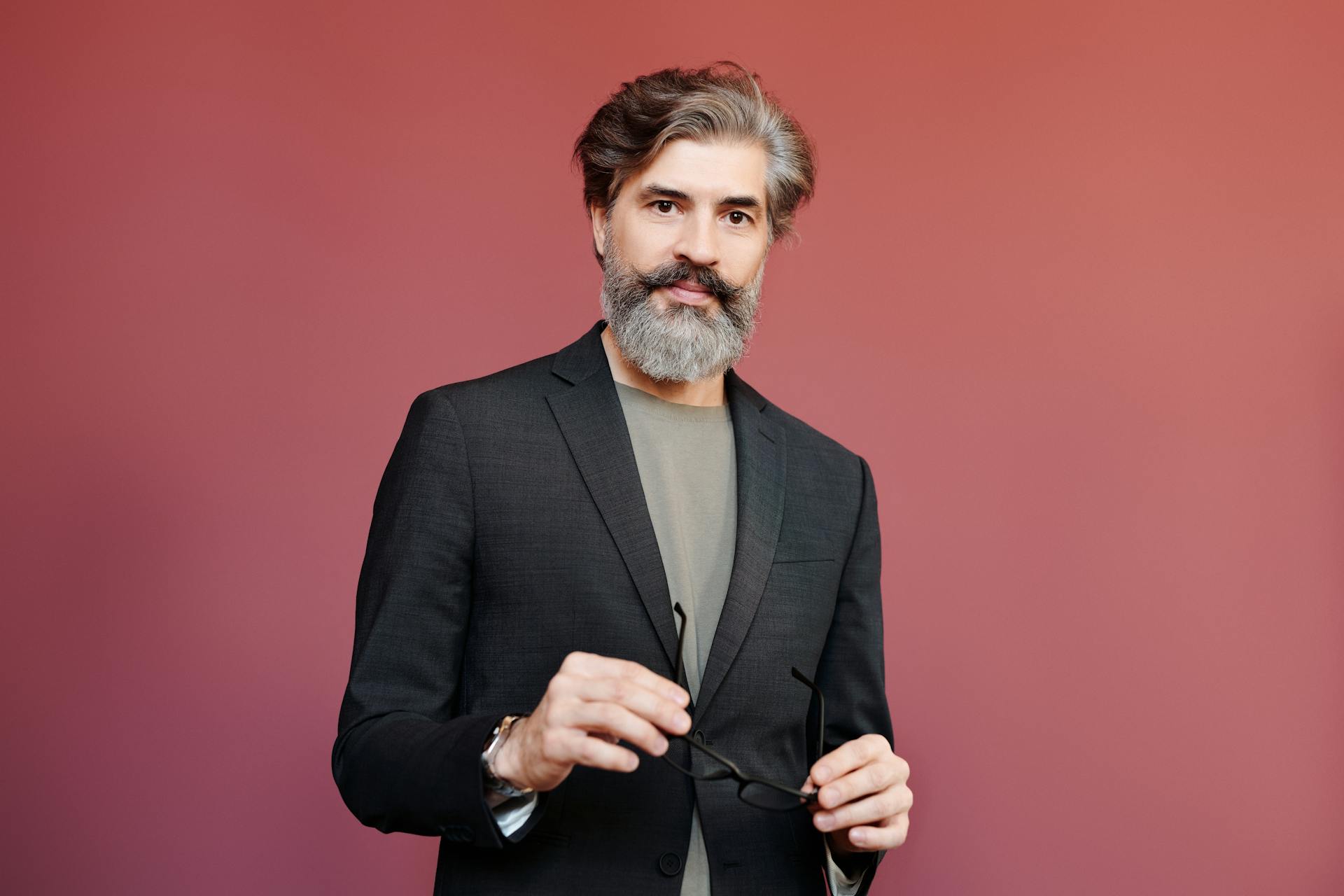 Un hombre de aspecto severo | Fuente: Pexels