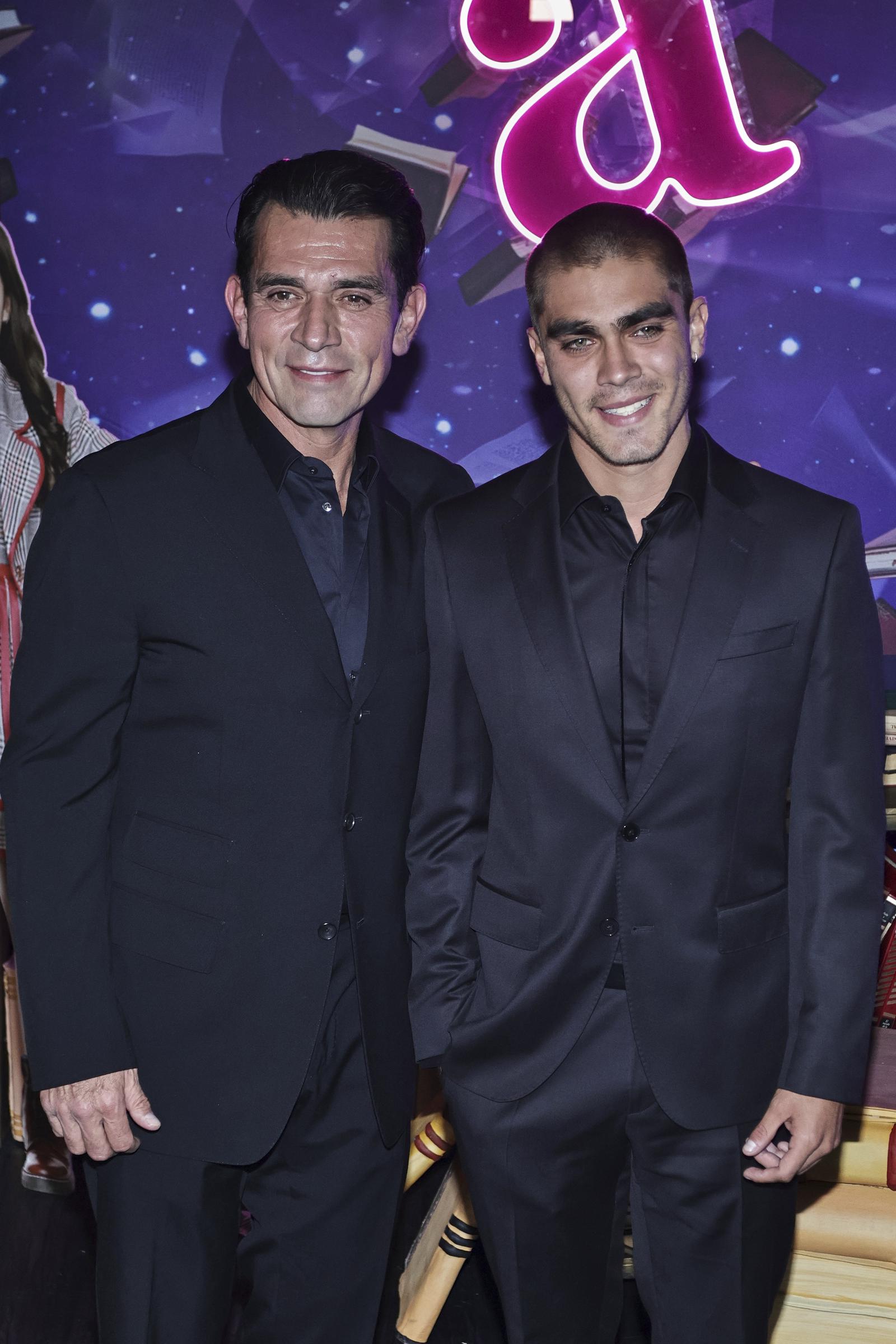 Jorge Salinas y Santiago Salinas posan para una foto durante la alfombra roja del estreno de la obra Matilda en el CCT1 el 18 de marzo de 2026 en la Ciudad de México, México. | Fuente: Getty Images.