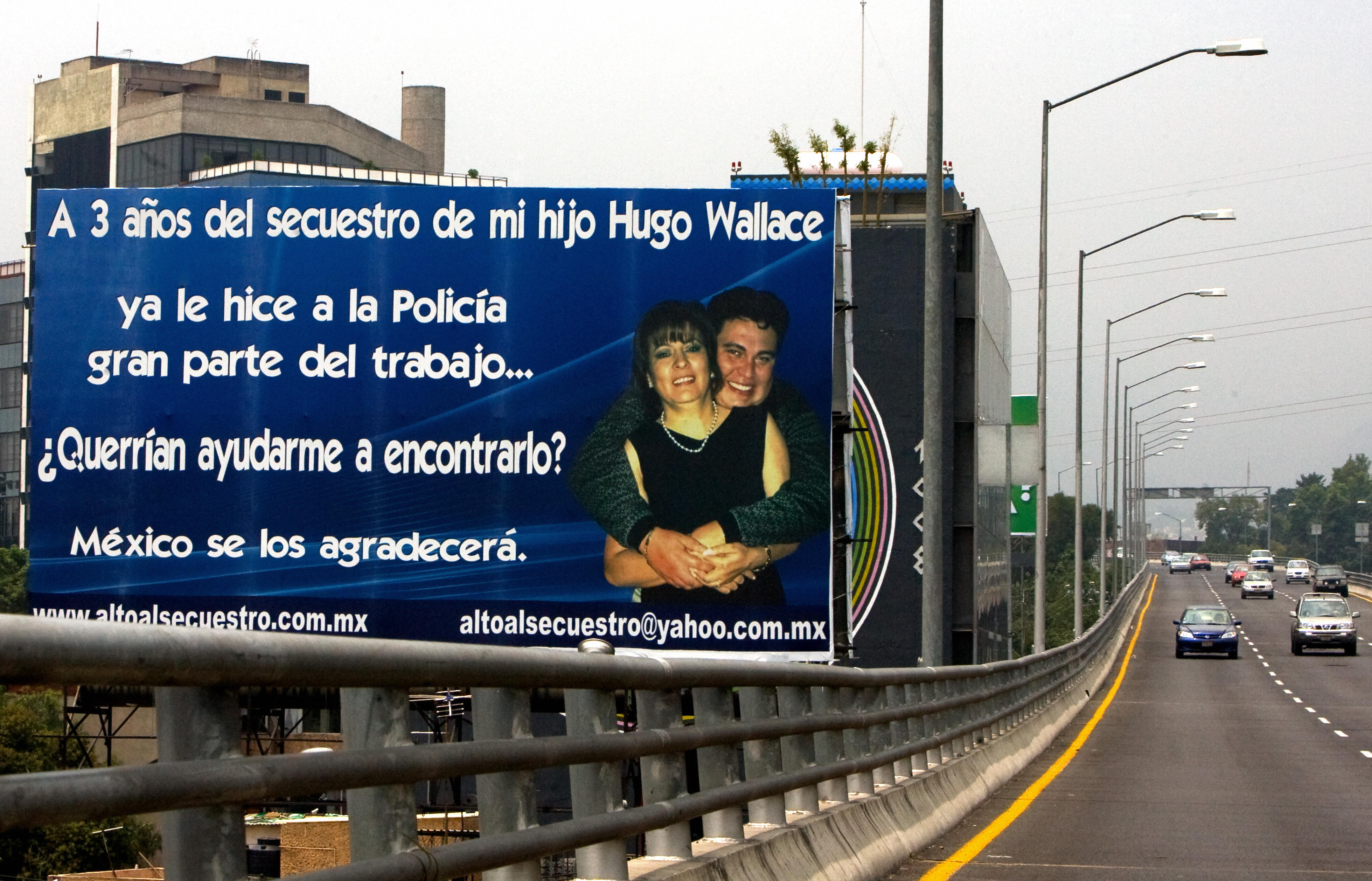 Una valla publicitaria con la imagen de Isabel Miranda Wallace y su hijo Hugo Alberto Wallace expuesta en una calle de Ciudad de México el 18 de agosto de 2008. | Fuente: Getty Images