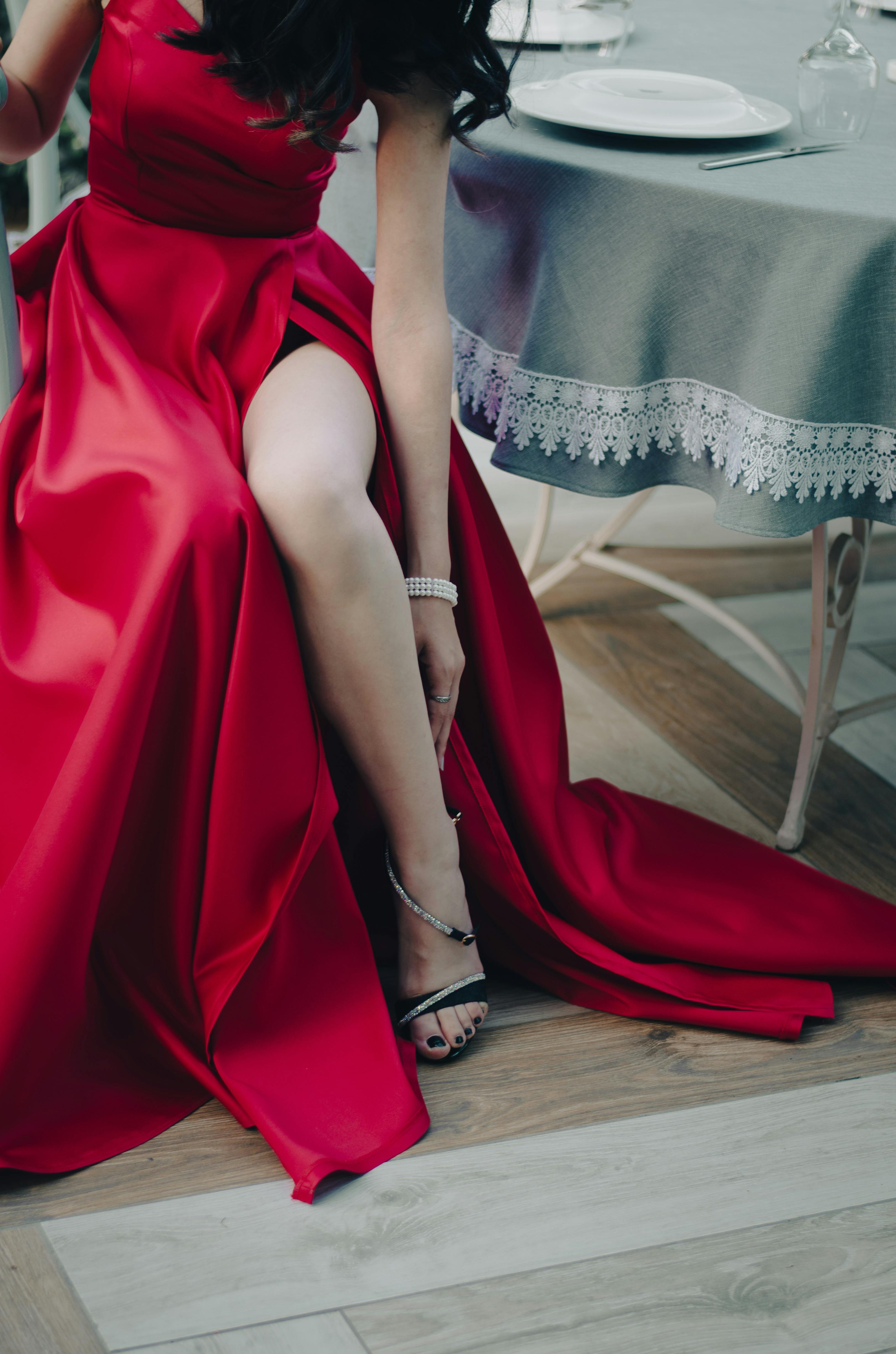 Una mujer con un vestido rojo | Fuente: Pexels