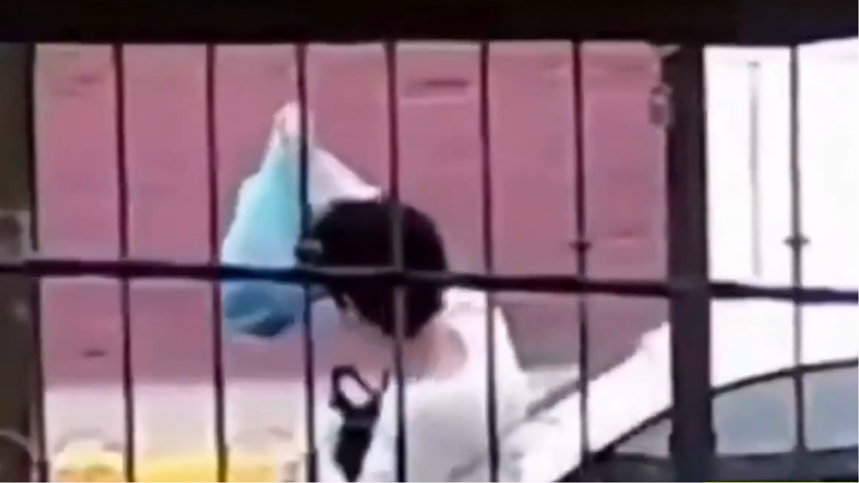 El joven identificado como Lucio "N", de 19 años, sacando una bolsa de su bolso | Fuente: X/nacholozano