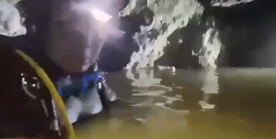 Equipos de rescate recorrieron largo trecho bajo el agua para localizar a Francisco Zapata Nájera. | Fuente: Youtube/NMás