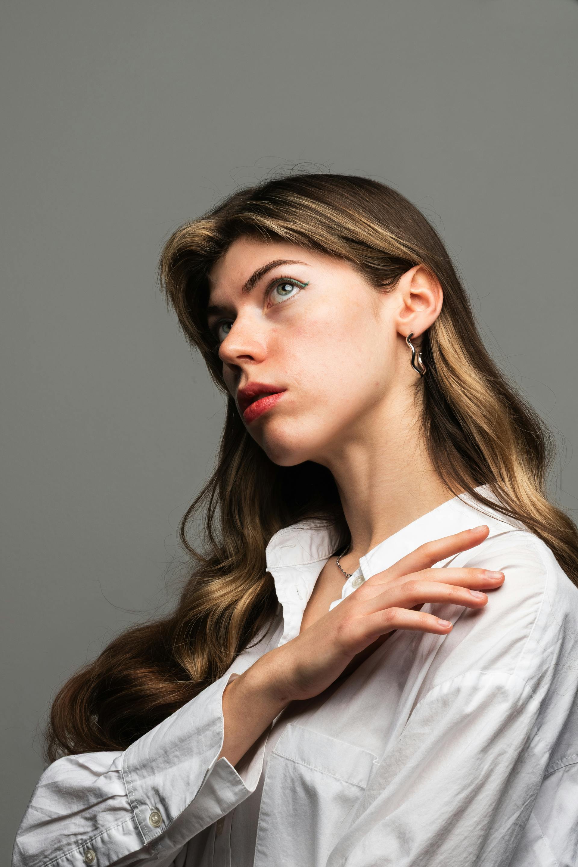Una mujer sumida en sus pensamientos | Fuente: Pexels