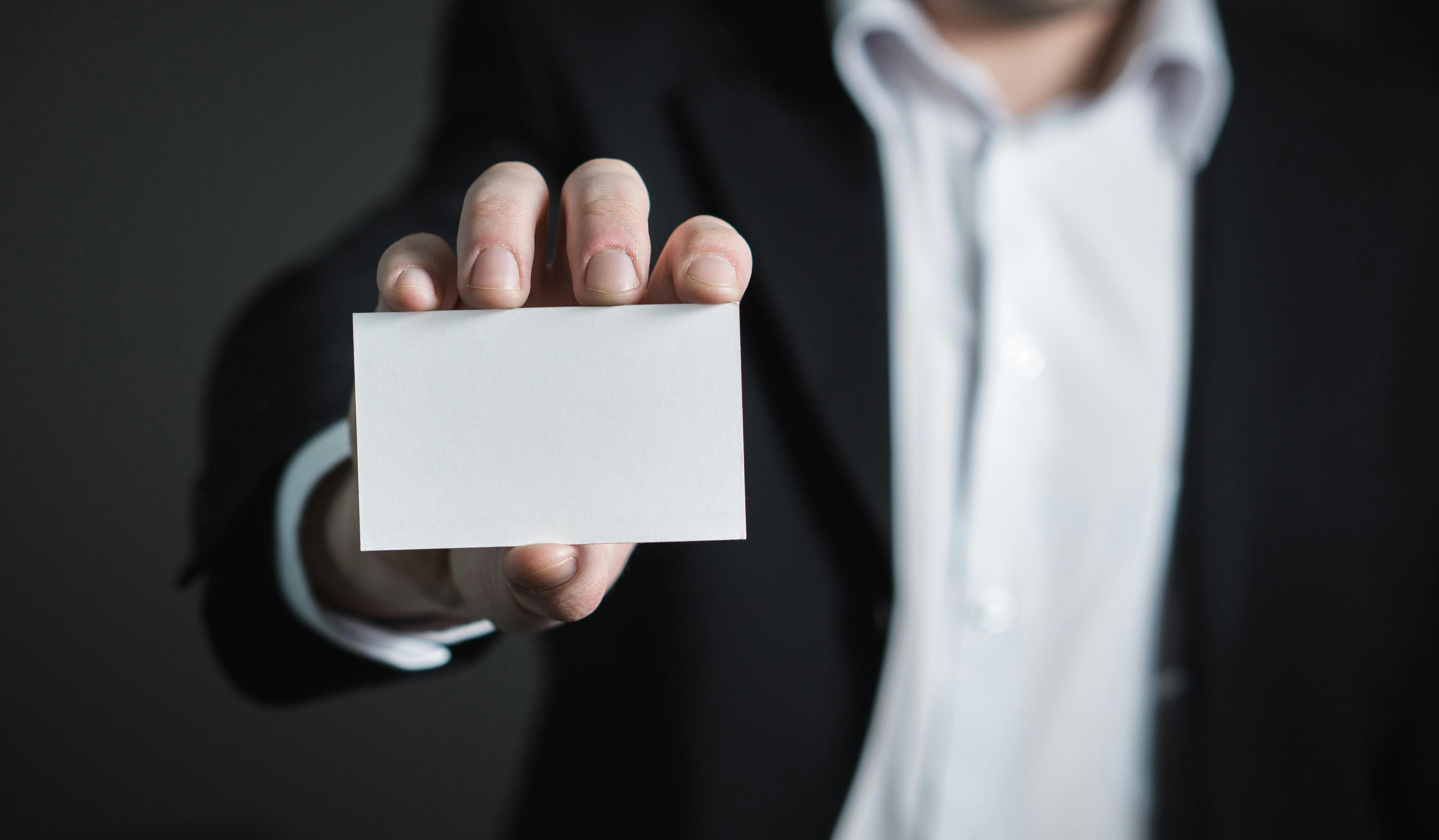 Un hombre con una tarjeta de visita | Fuente: Pexels