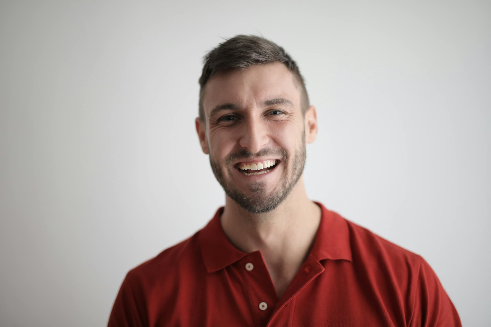 Un hombre riéndose torpemente | Fuente: Pexels