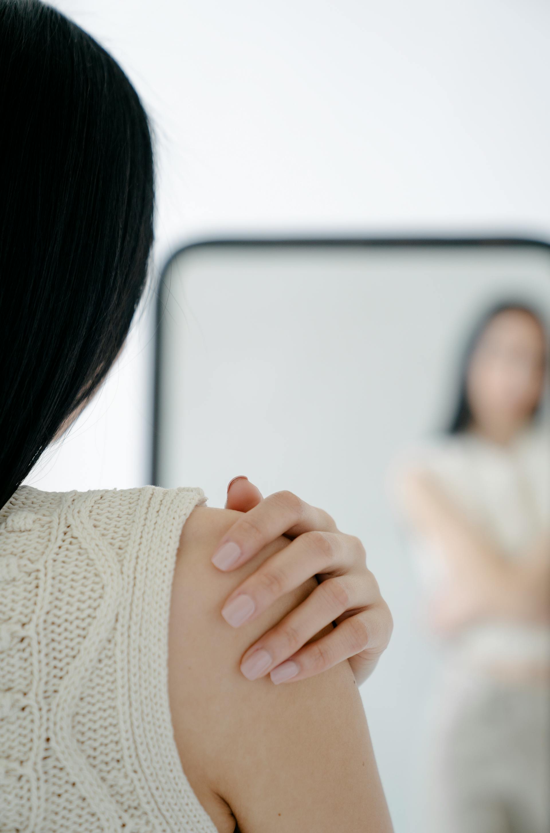Una mujer mirándose en un espejo | Fuente: Pexels