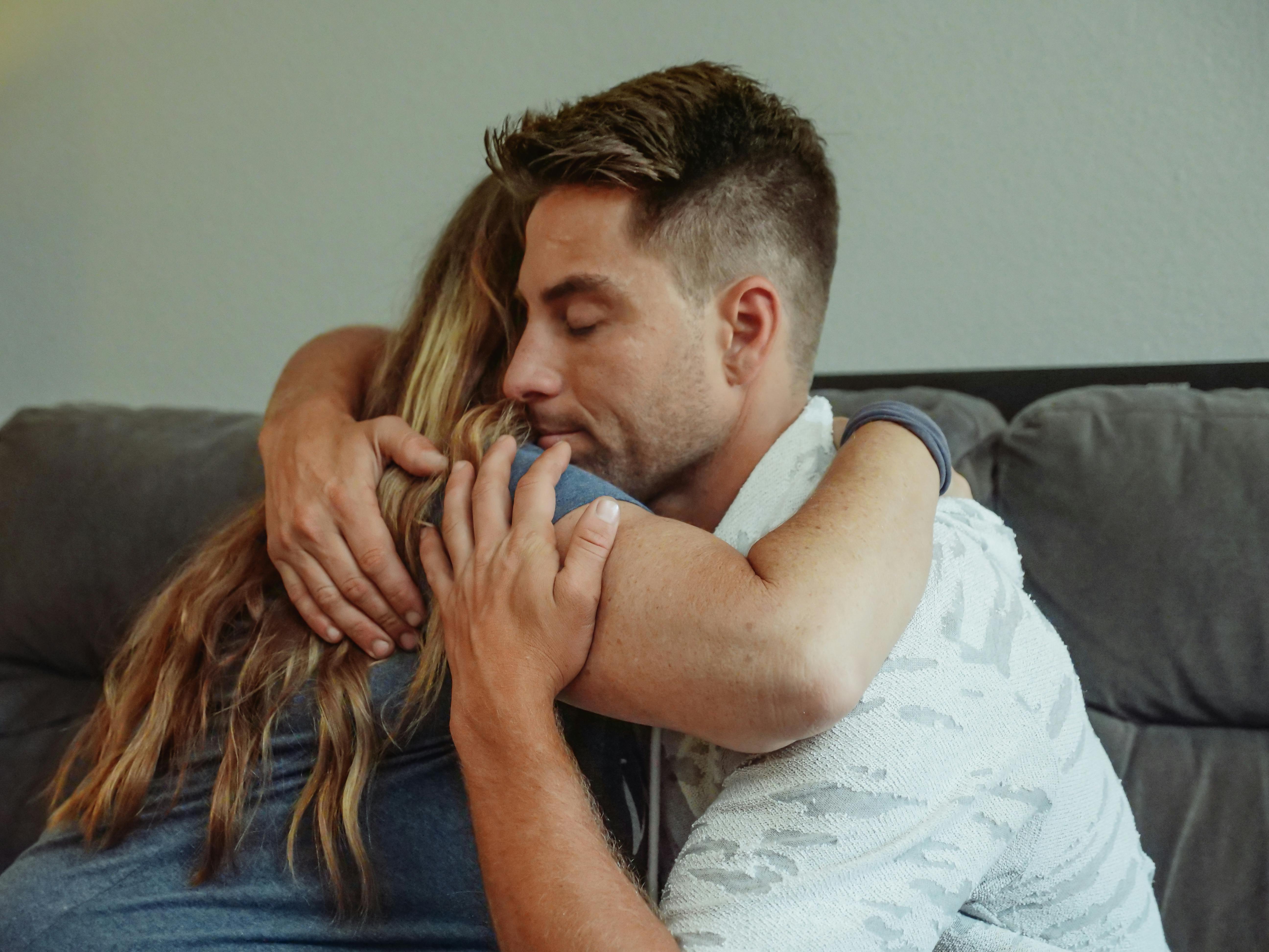 Un hombre abrazando a una mujer | Fuente: Pexels