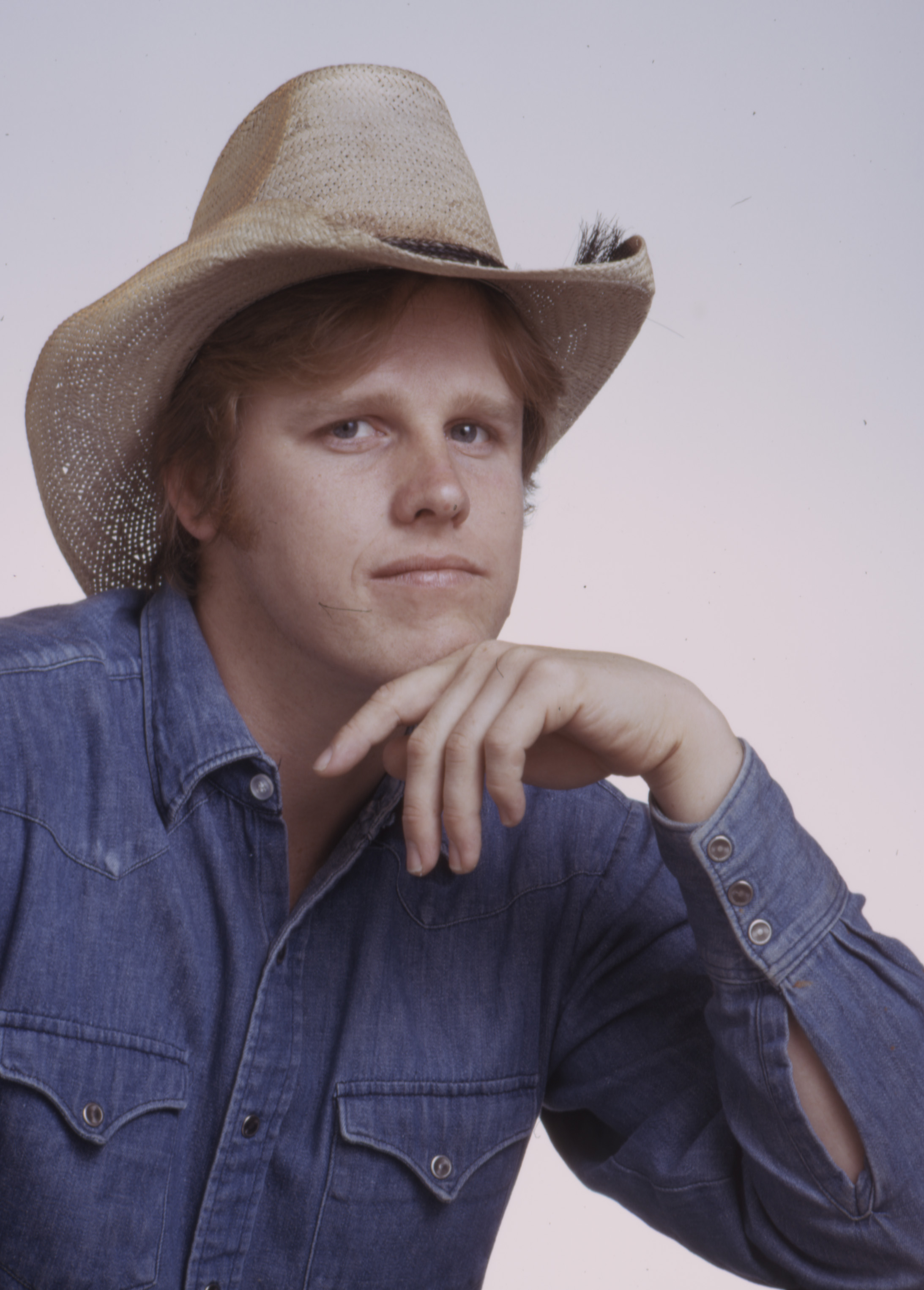 El actor interpretó de manera icónica a Buddy Holly en la película musical "The Buddy Holly Story", por la que fue nominado al Premio de la Academia. | Fuente: Getty Images