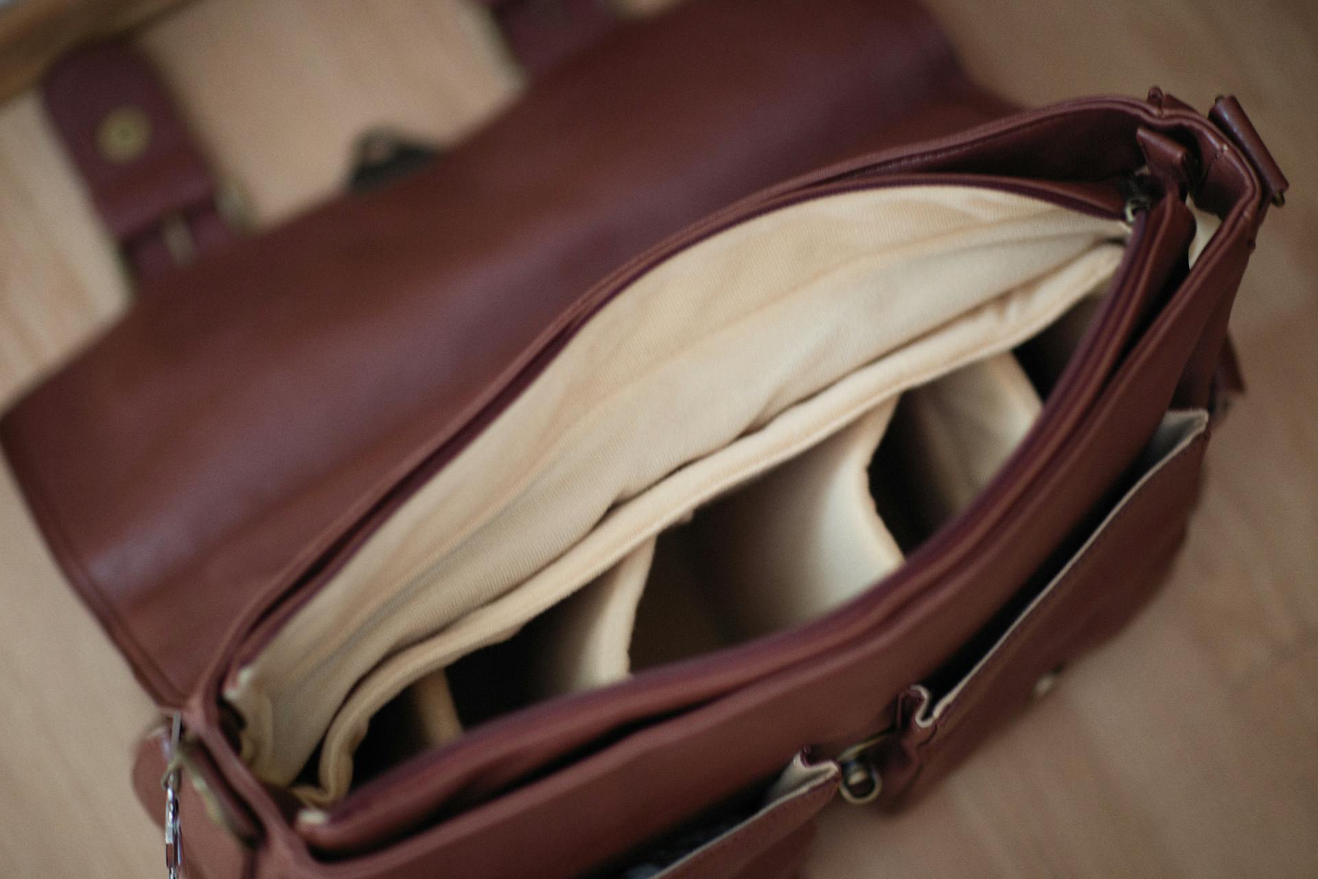 Un bolso abierto | Fuente: Pexels