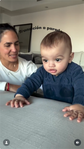 Verónica Aira, kinesiología pediátrica, junto a Isidro durante su guía personalizada en el hogar familiar de Rocío Marengo | Fuente: Instagram/veroairakine