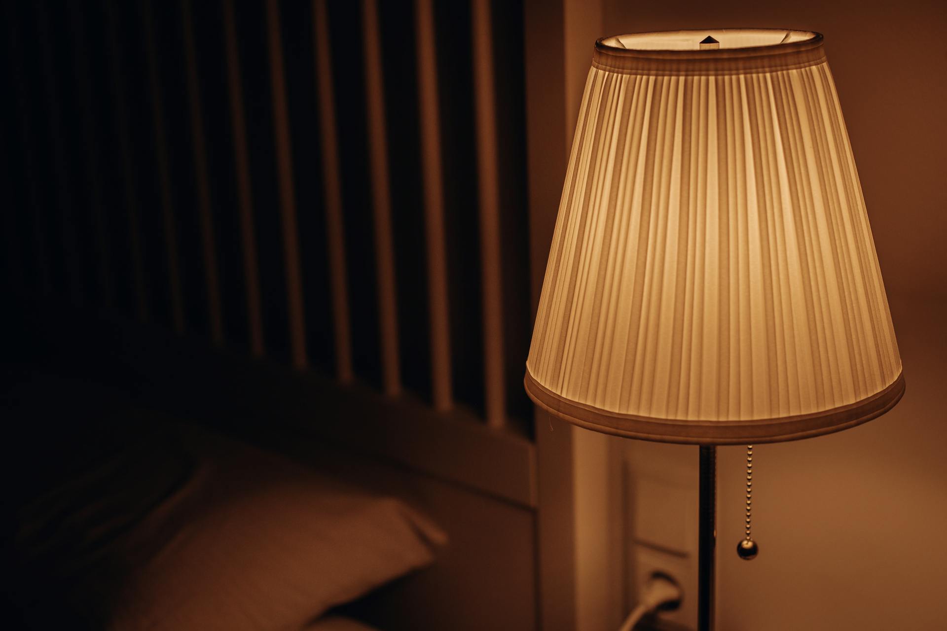 Una lámpara sobre una mesa | Fuente: Pexels
