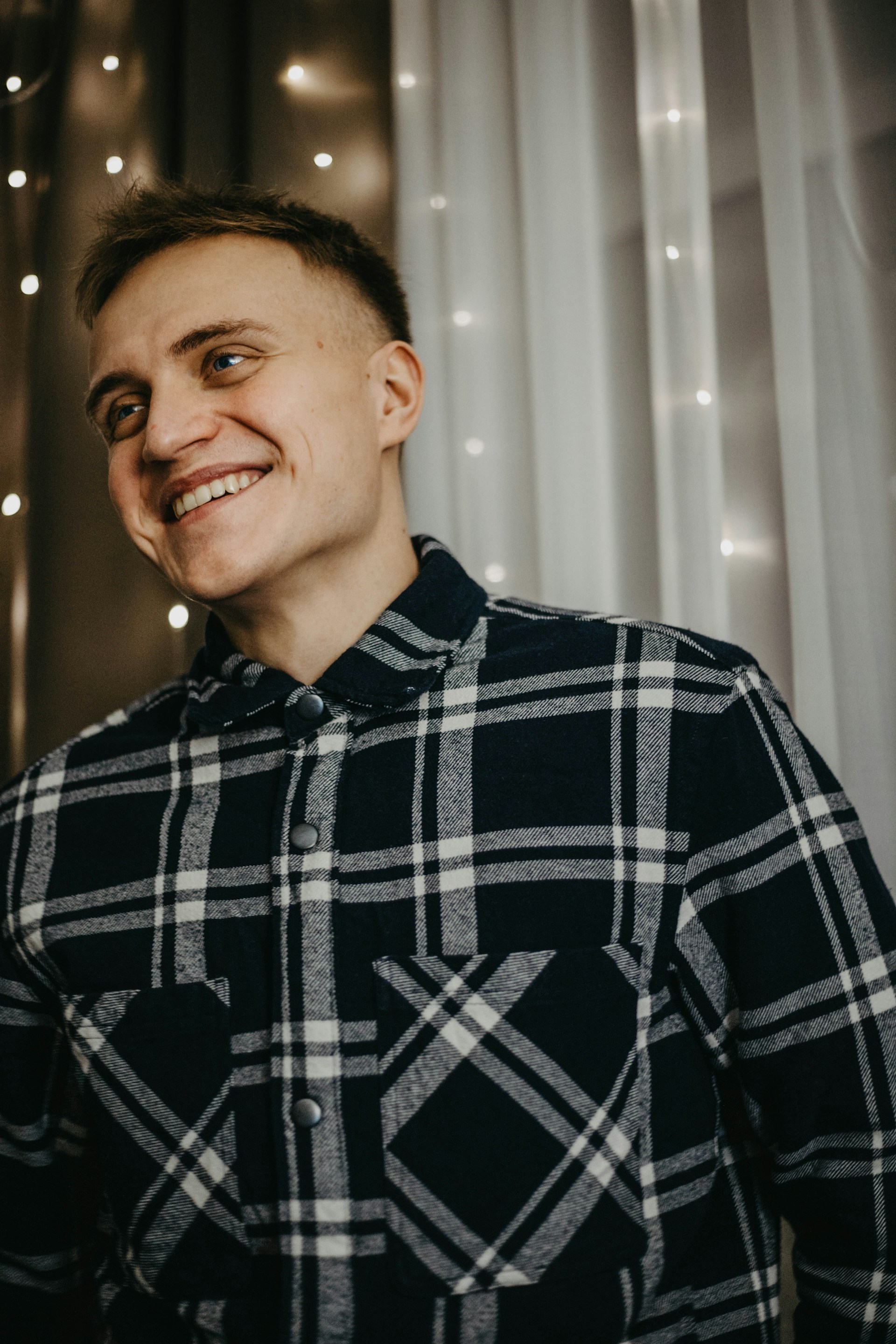 Un hombre sonriendo a alguien | Fuente: Unsplash