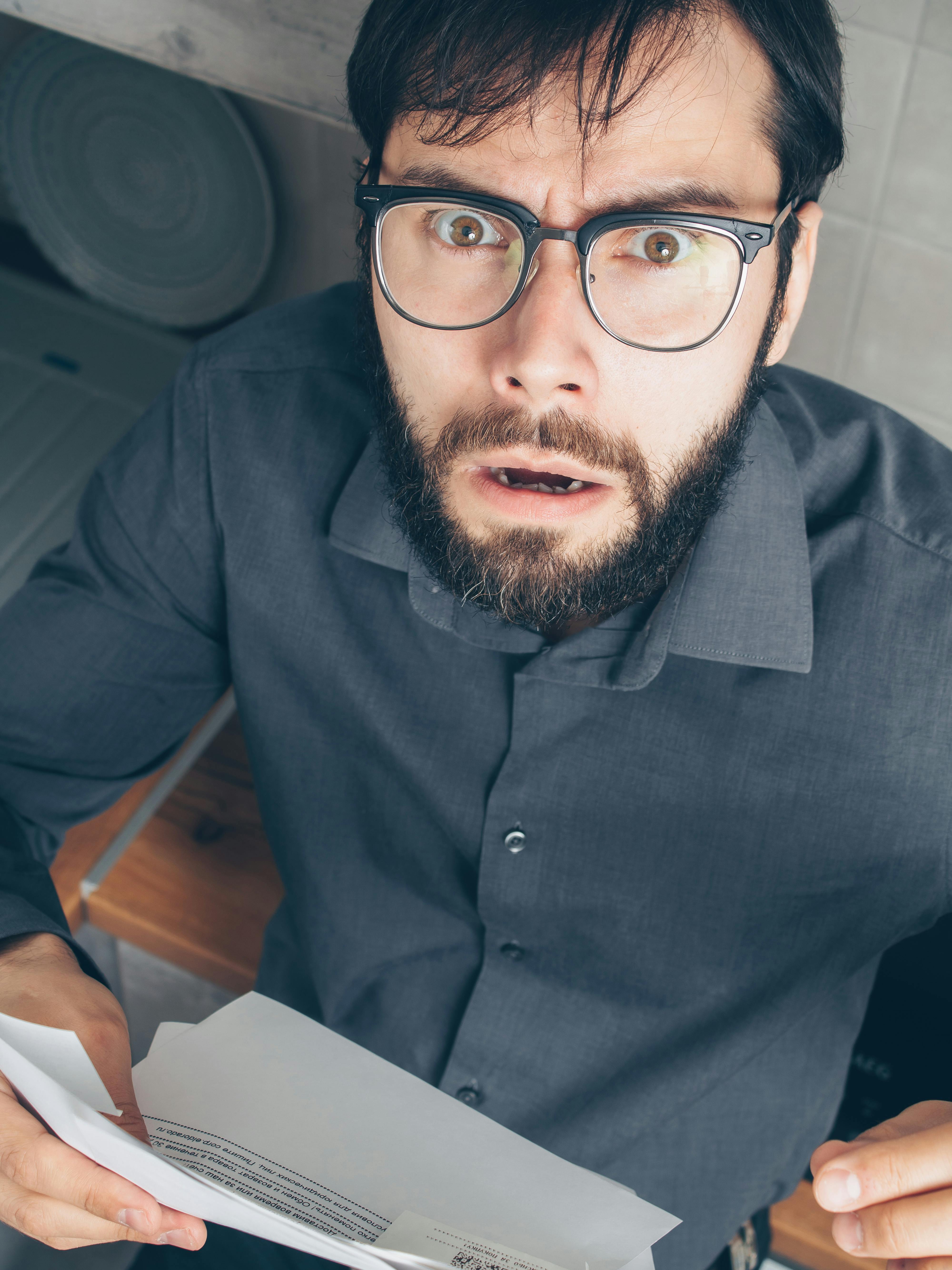 Un hombre conmocionado | Fuente: Pexels