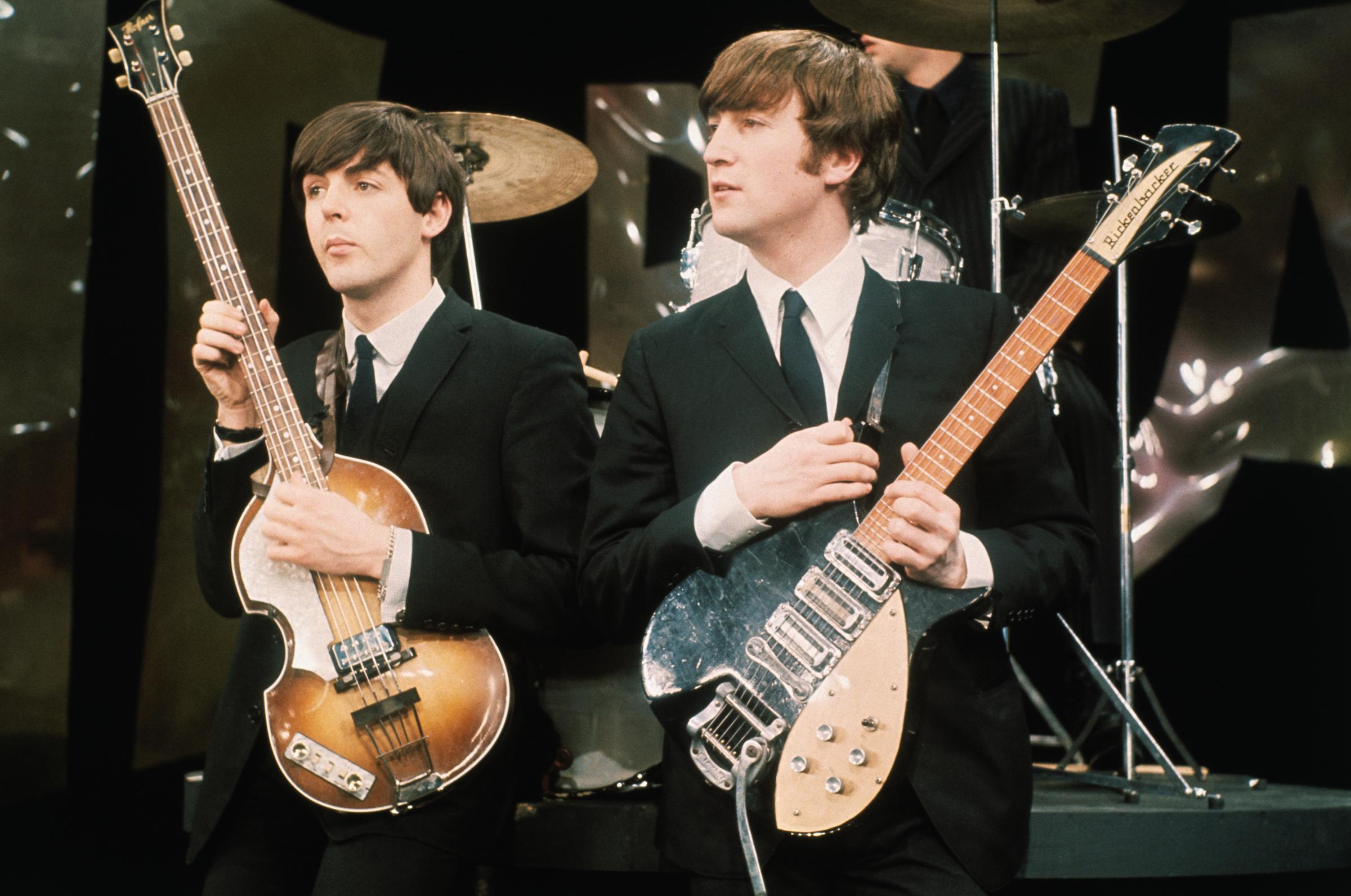 Paul McCartney y John Lennon de The Beatles actúan en The Ed Sullivan Show en CBS Studio 50 en Nueva York el 8 de febrero de 1964 | Fuente: Getty Images