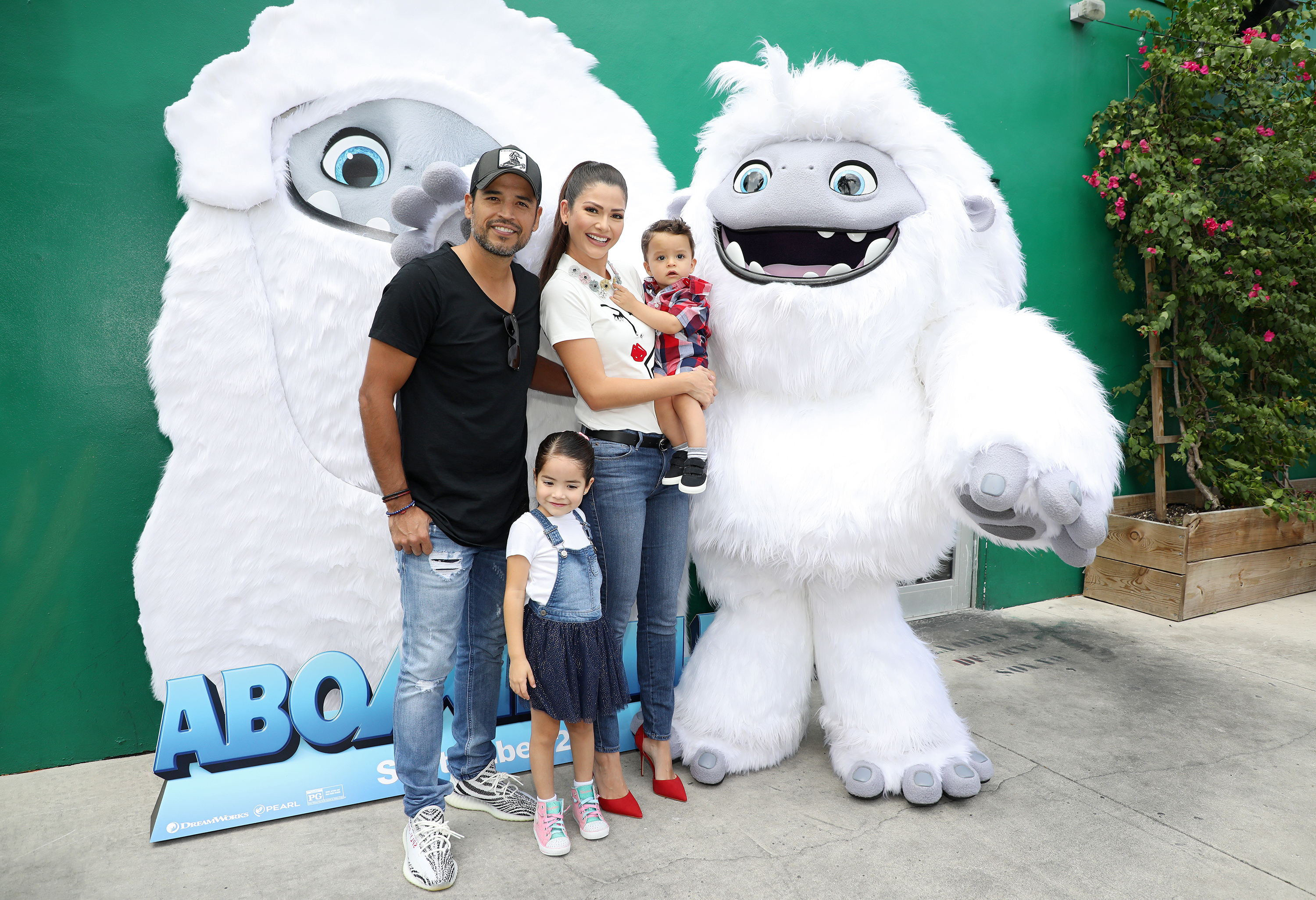 Luis Martínez y Ana Patricia Gámez posan con sus hijos Giulietta Martínez y Gael Martínez en el brunch "Abominable" organizado por Ana Patricia Gámez en Palmar Wynwood el 22 de septiembre de 2019 en Miami, Florida. | Fuente: Getty Images