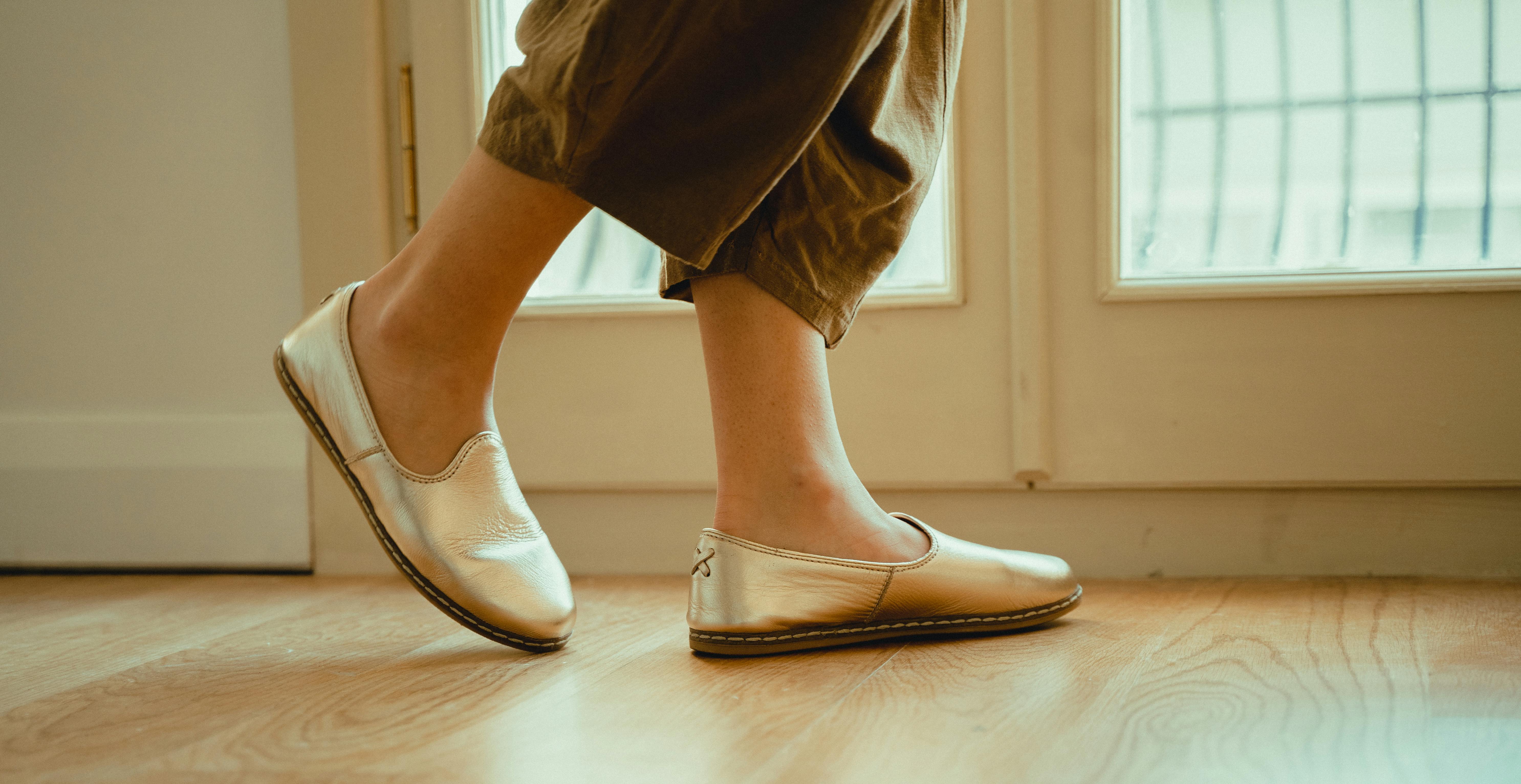 Primer plano de las piernas de una mujer mientras se aleja | Fuente: Pexels
