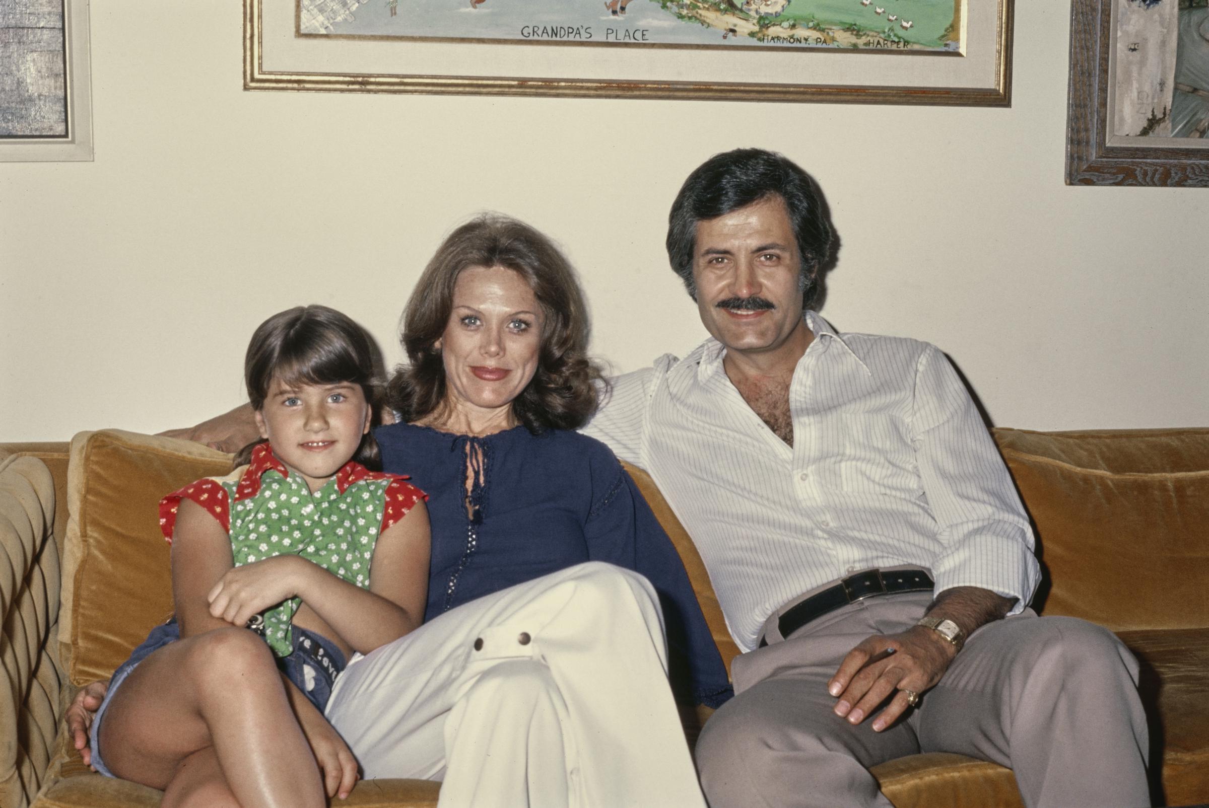La niña y sus padres en 1975 | Fuente: Getty Images